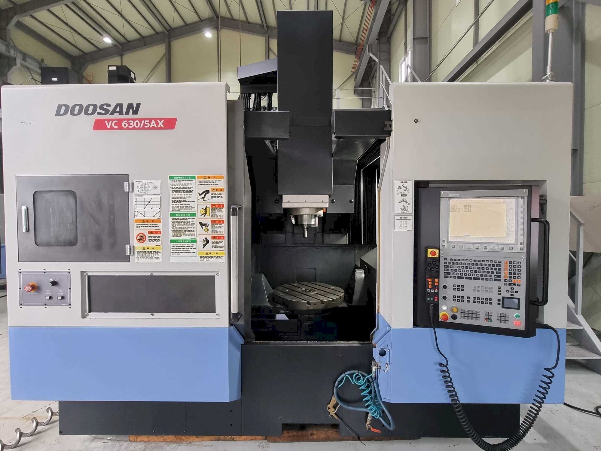 Vooraanzicht van Doosan VC630/5AX machine
