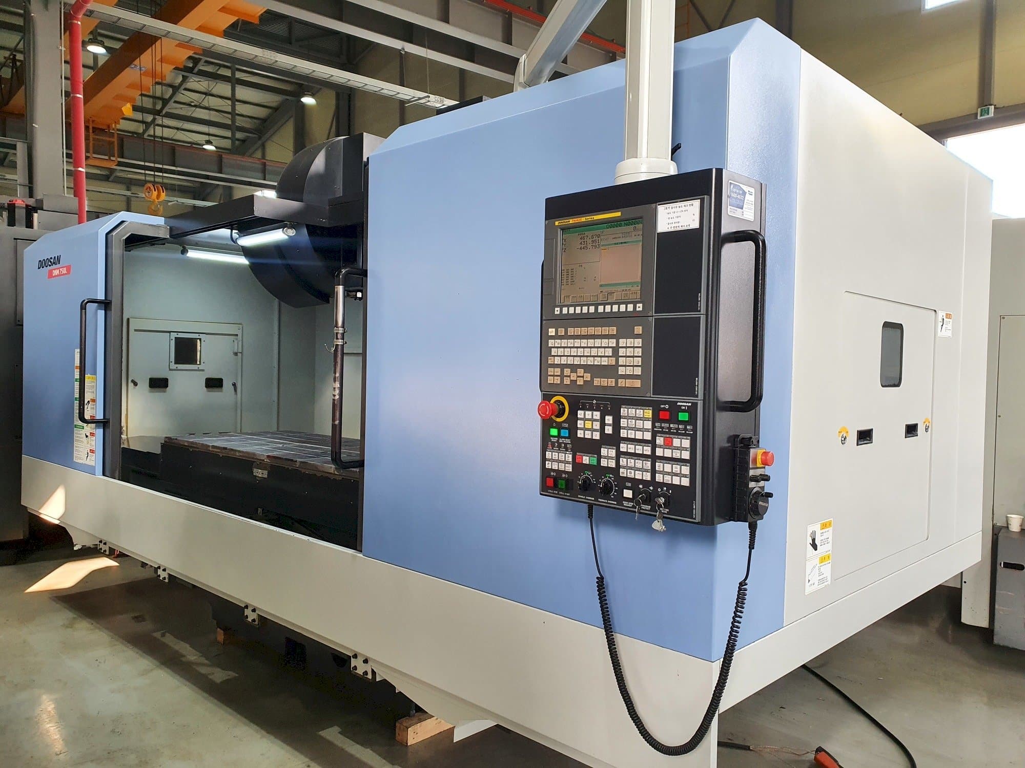 Vooraanzicht van Doosan DNM 750L machine