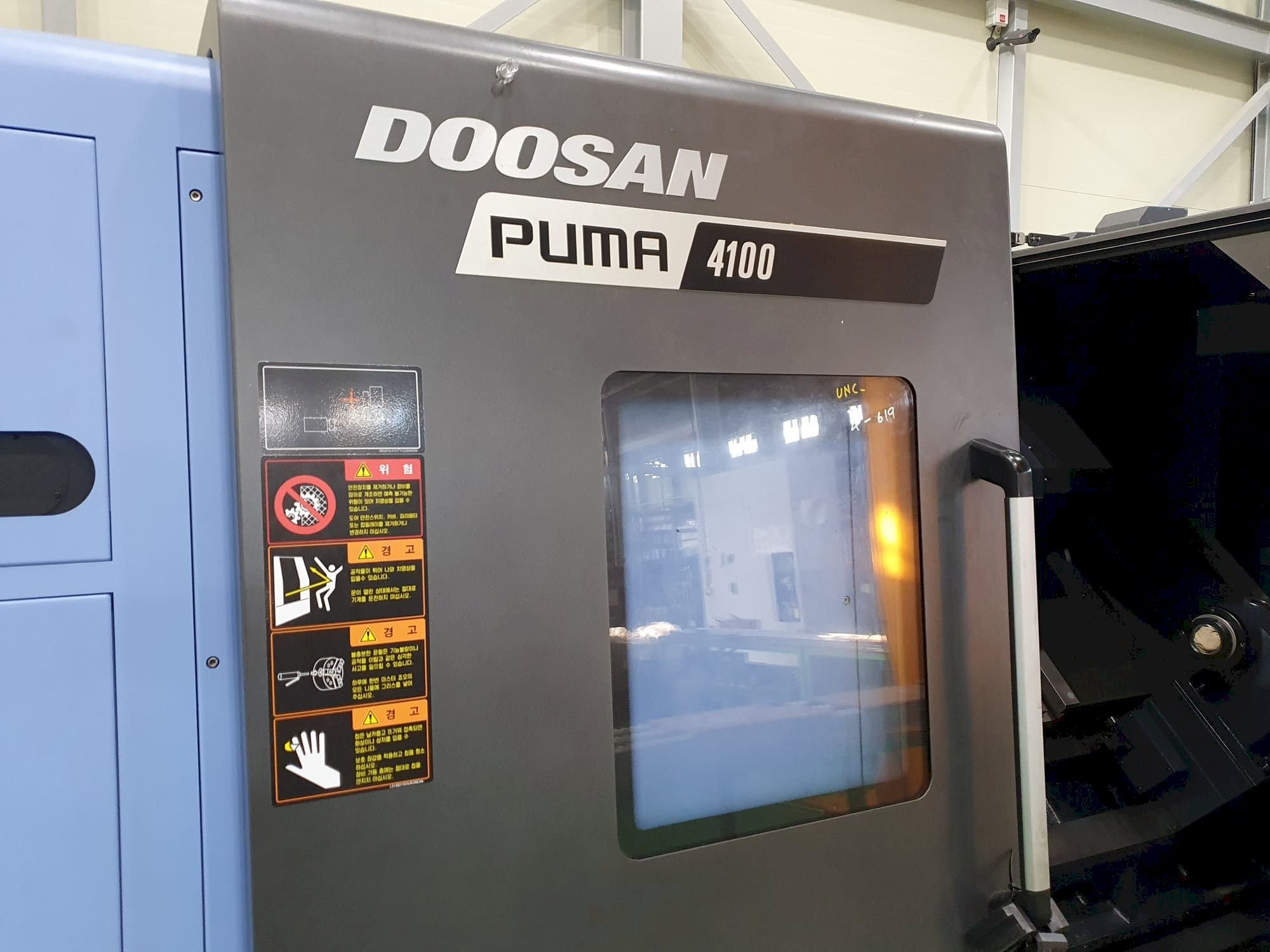 Vooraanzicht van Doosan PUMA 4100B machine