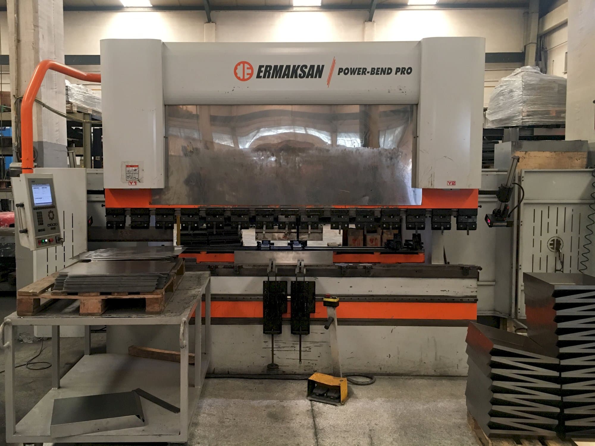 Vooraanzicht van ERMAKSAN POWER-BEND PRO 3100x220 machine