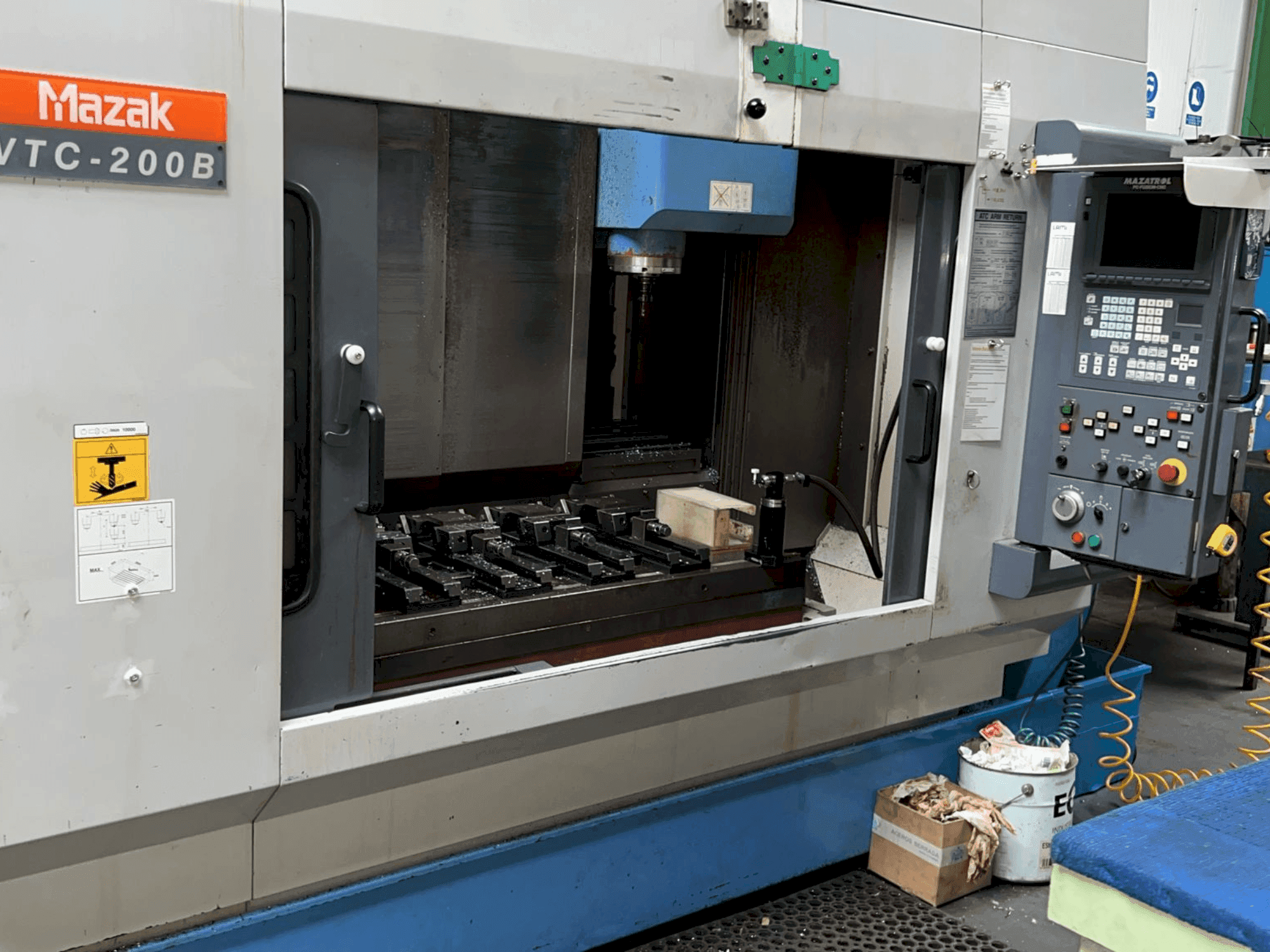 Vooraanzicht van Mazak VTC 200B machine
