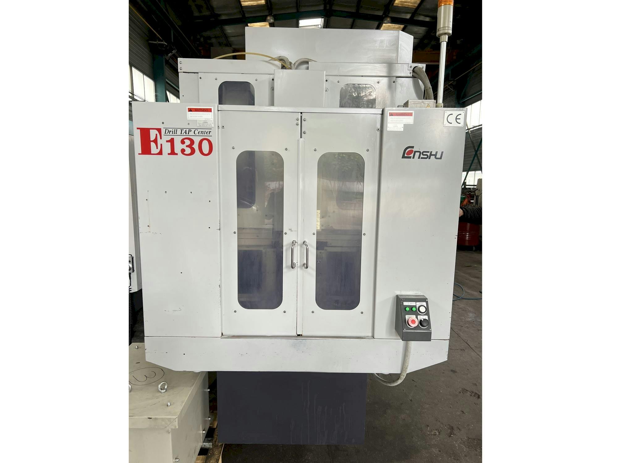 Vooraanzicht  van Enshu E130  machine