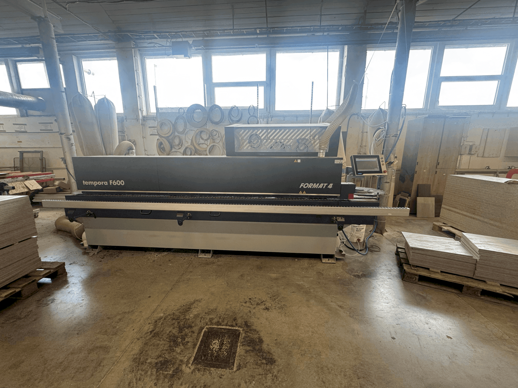 Vooraanzicht van FORMAT4 TEMPORA 60.06 glueBox x-motion machine