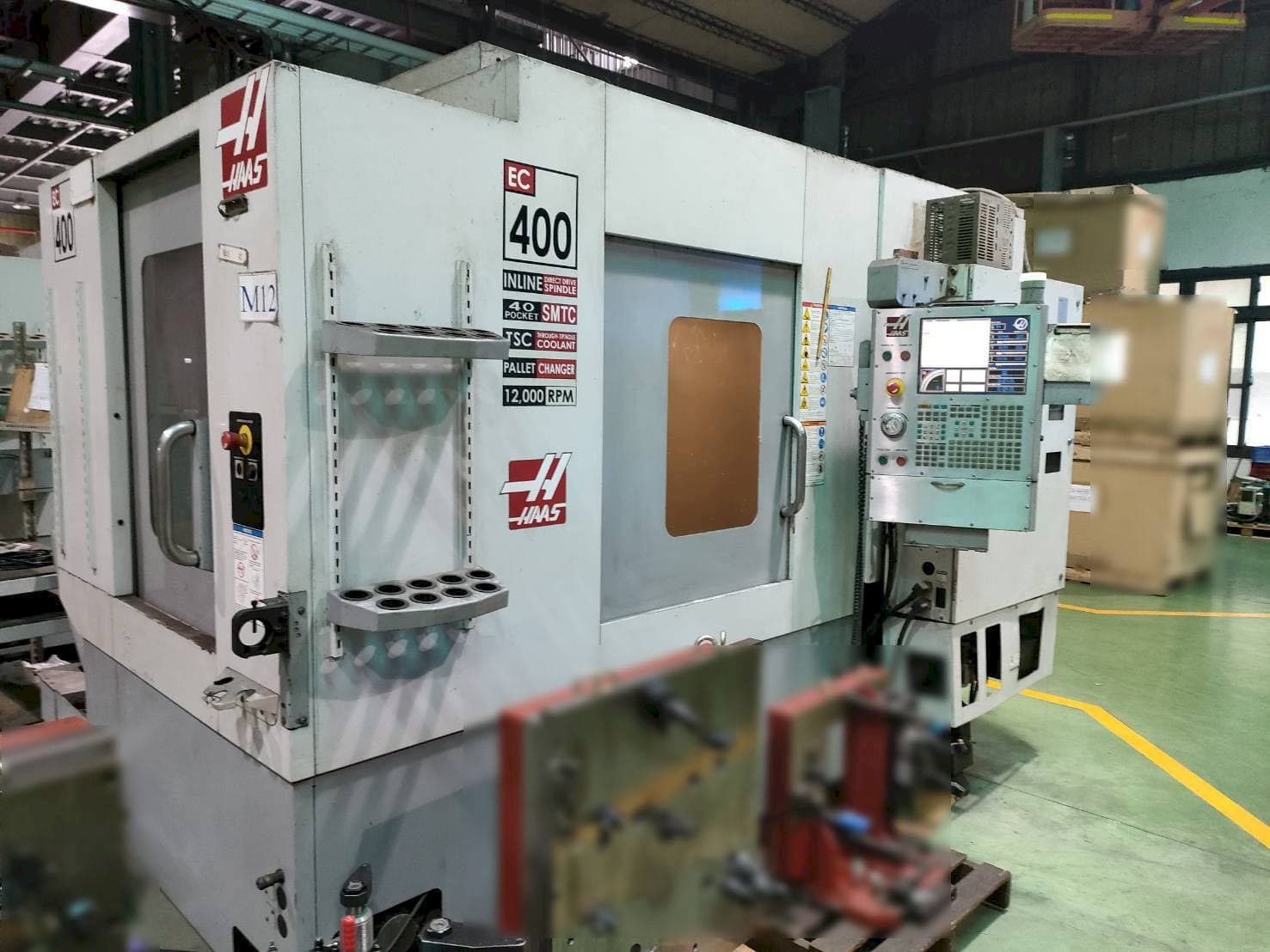 Vooraanzicht van HAAS EC-400 machine
