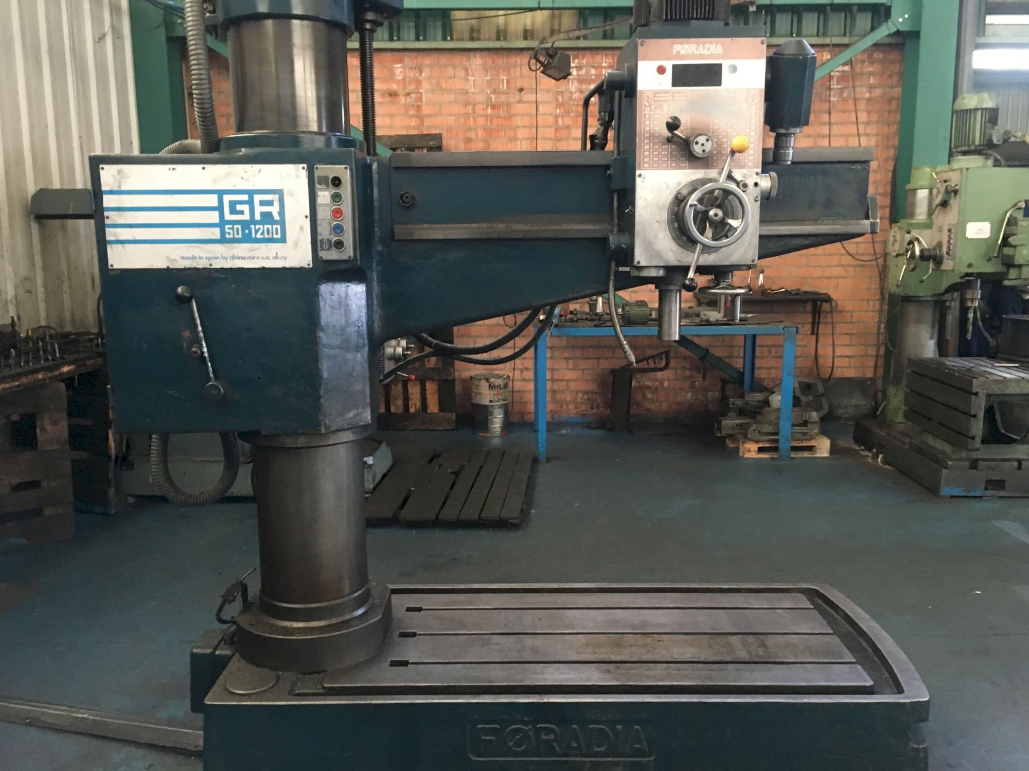 Rechts zijaanzicht van FORADIA GR 50/1200 machine