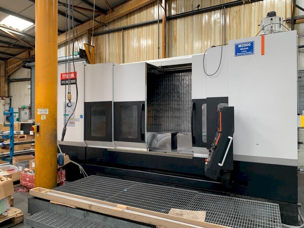 Vooraanzicht van Mazak VTC-800/30SR machine