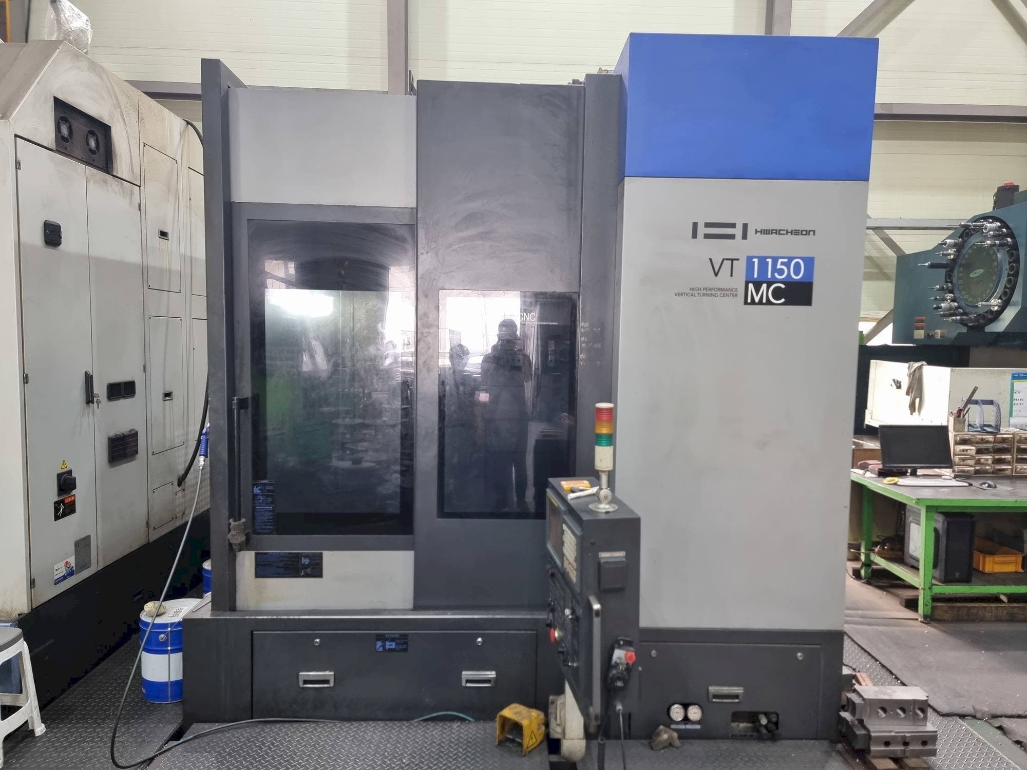 Vooraanzicht van HWACHEON VT1150MC machine