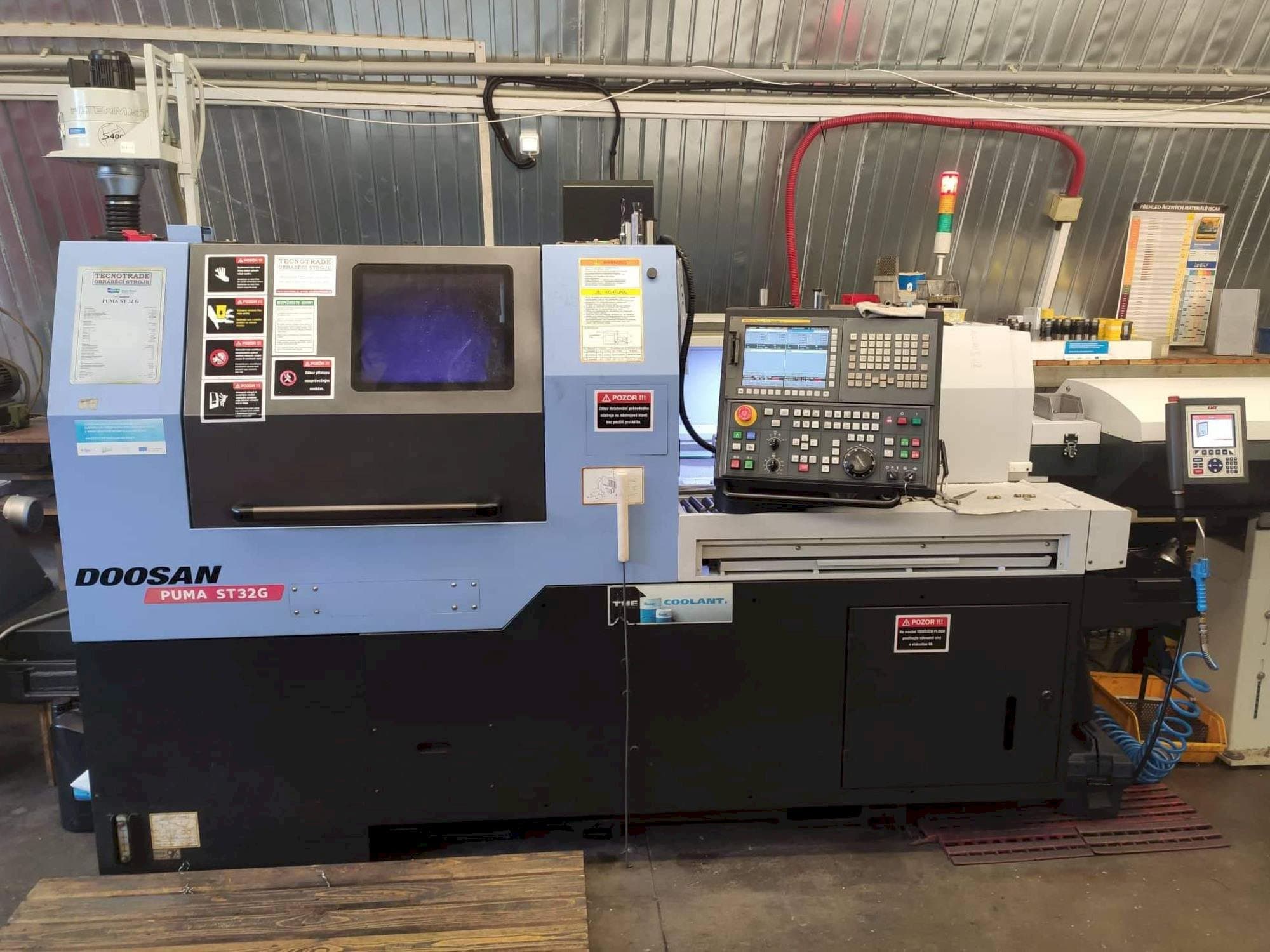 Vooraanzicht van Doosan Puma ST32G machine