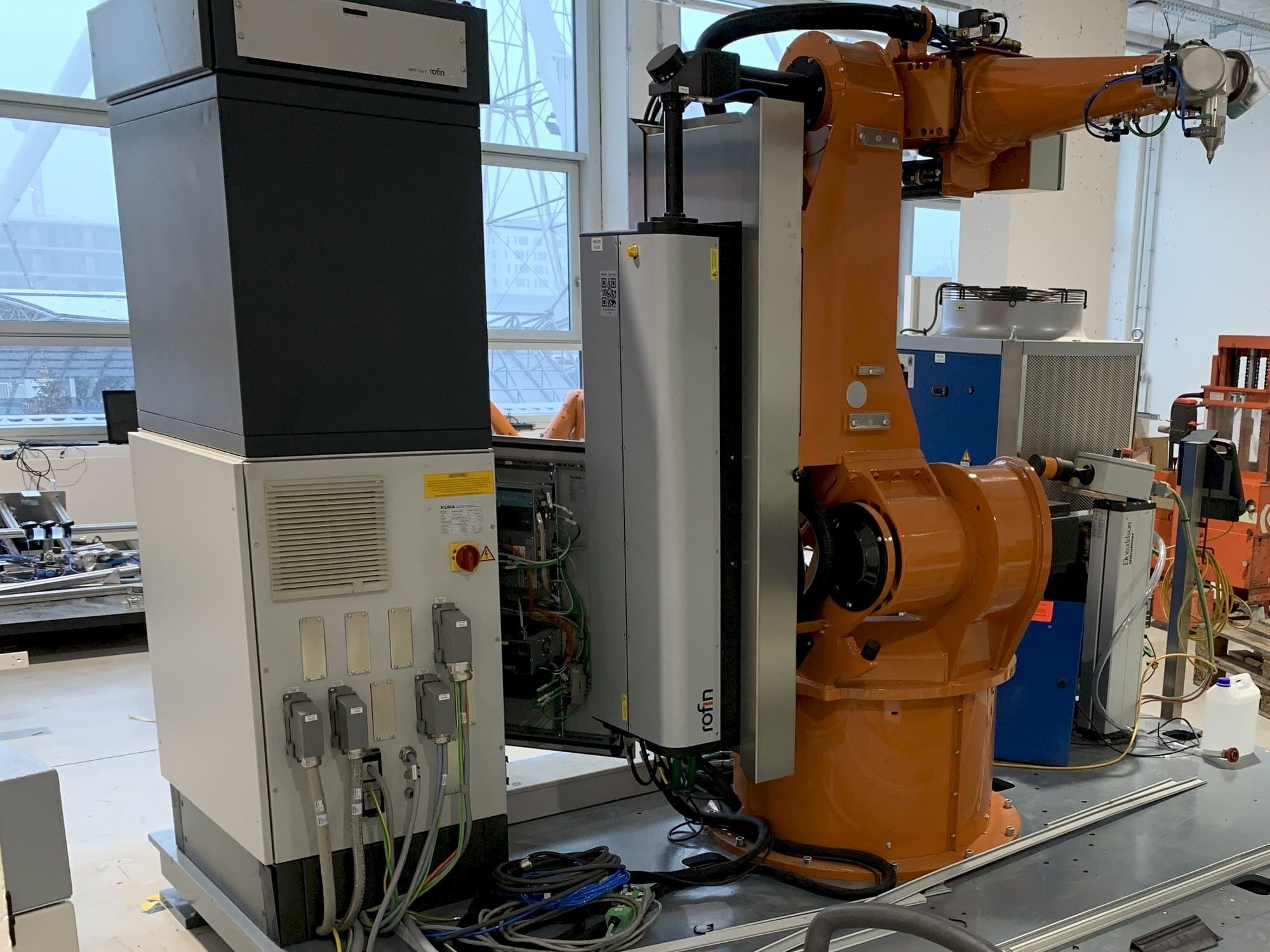 Vooraanzicht van Reis Robotics Laserroboter RV6L machine