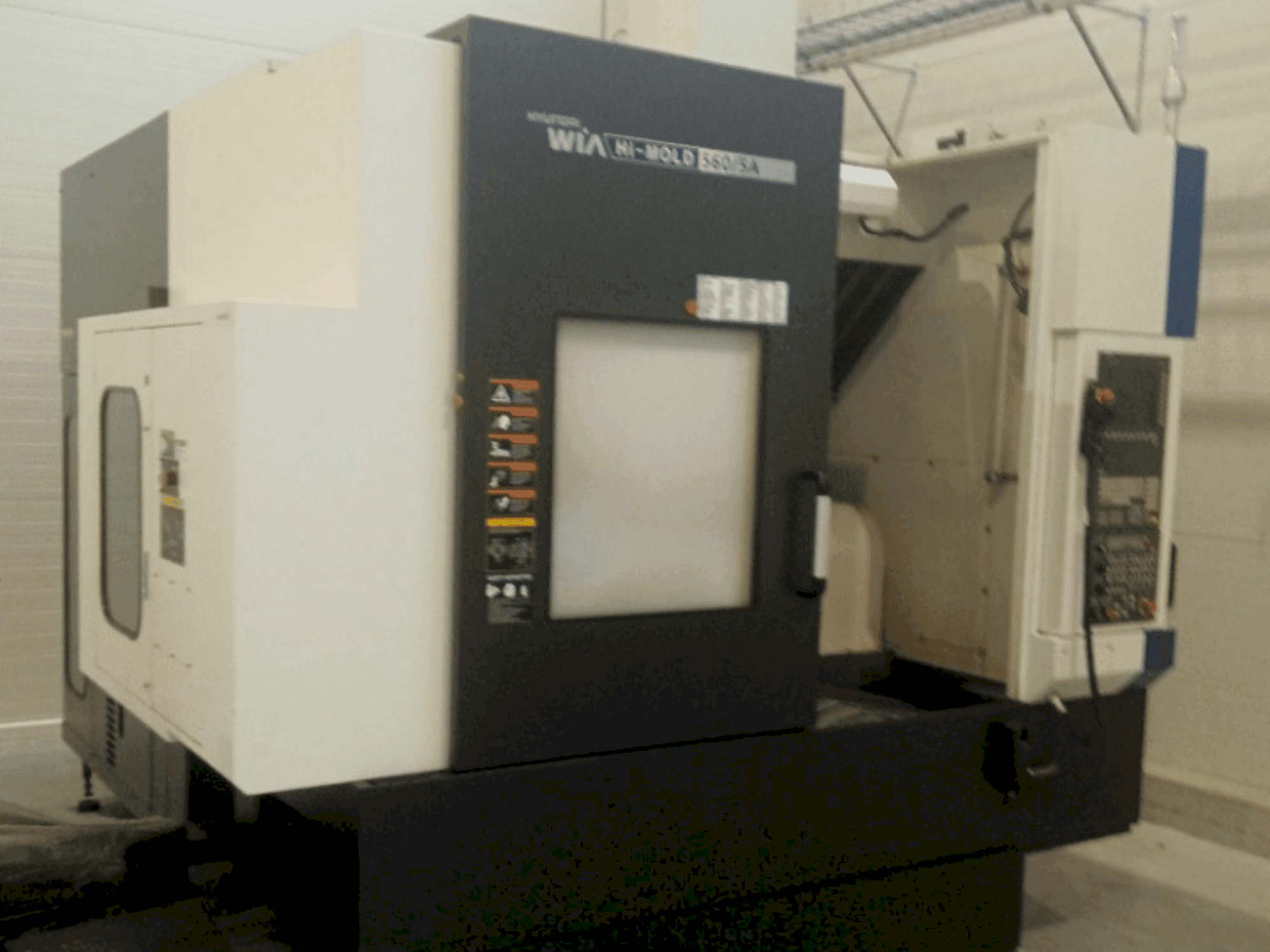 Vooraanzicht  van Hyundai Wia Hi-MOLD 560/5A  machine