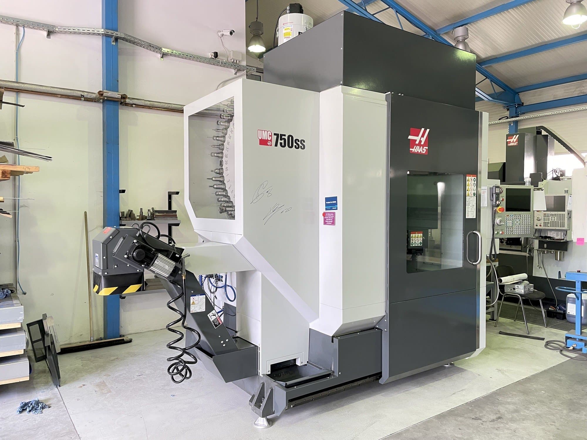 Vooraanzicht van HAAS UMC 750 SS machine