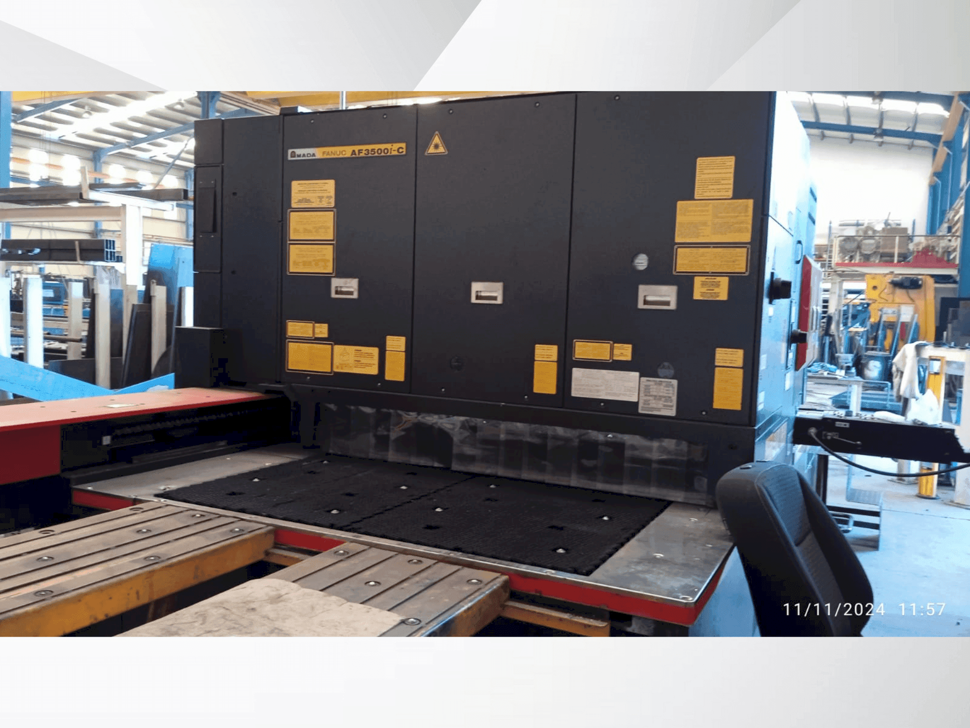 Vooraanzicht van AMADA LC 2415αV machine