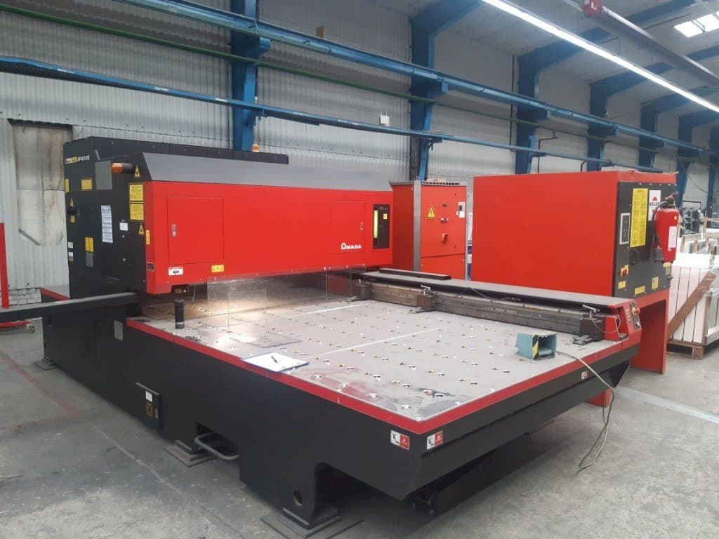 Vooraanzicht van AMADA LC 2415 Alpha III machine