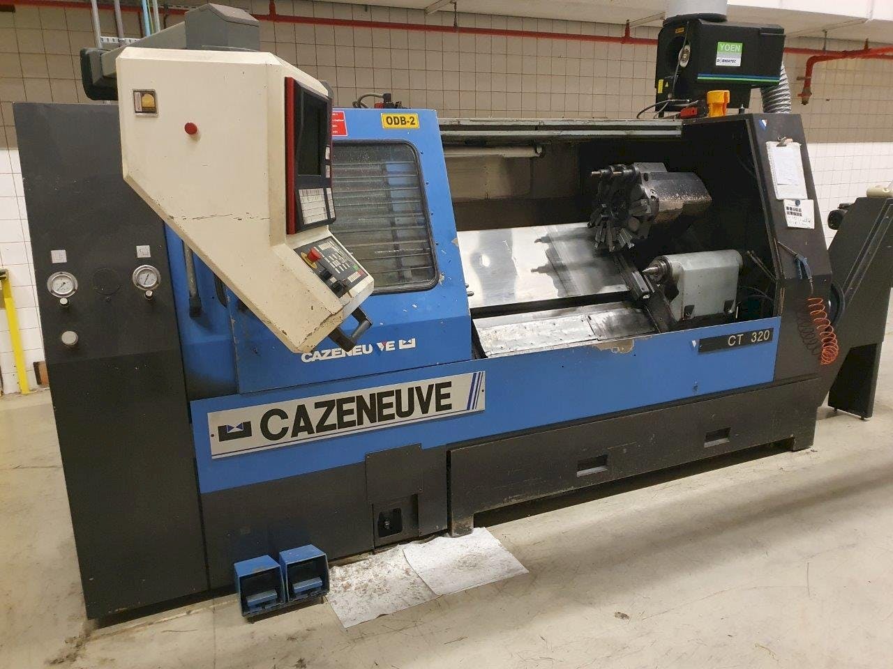 Vooraanzicht  van CAZENEUVE  CT320  machine