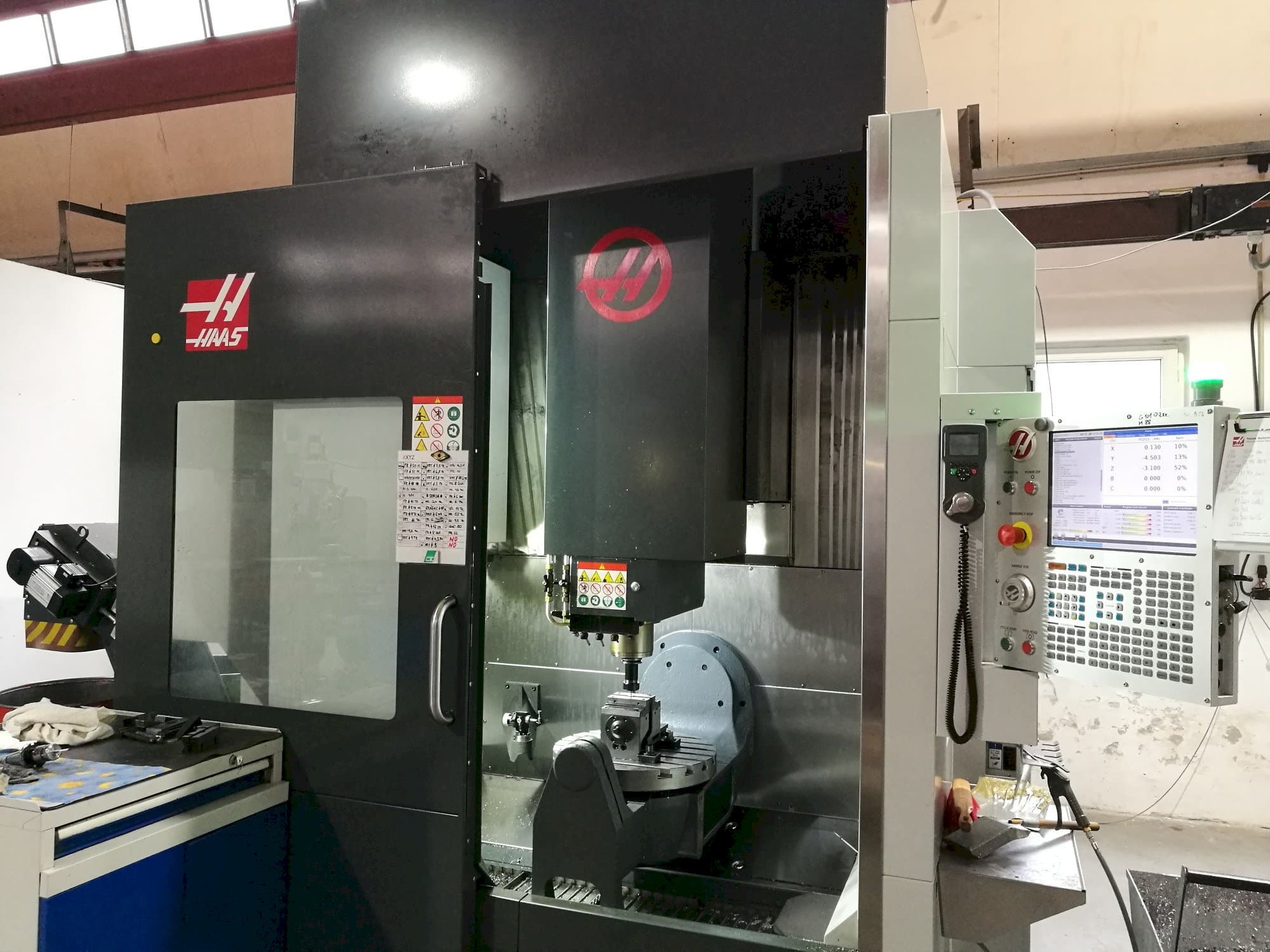 Linkerzijdeaanzicht van HAAS UMC - 750 machine