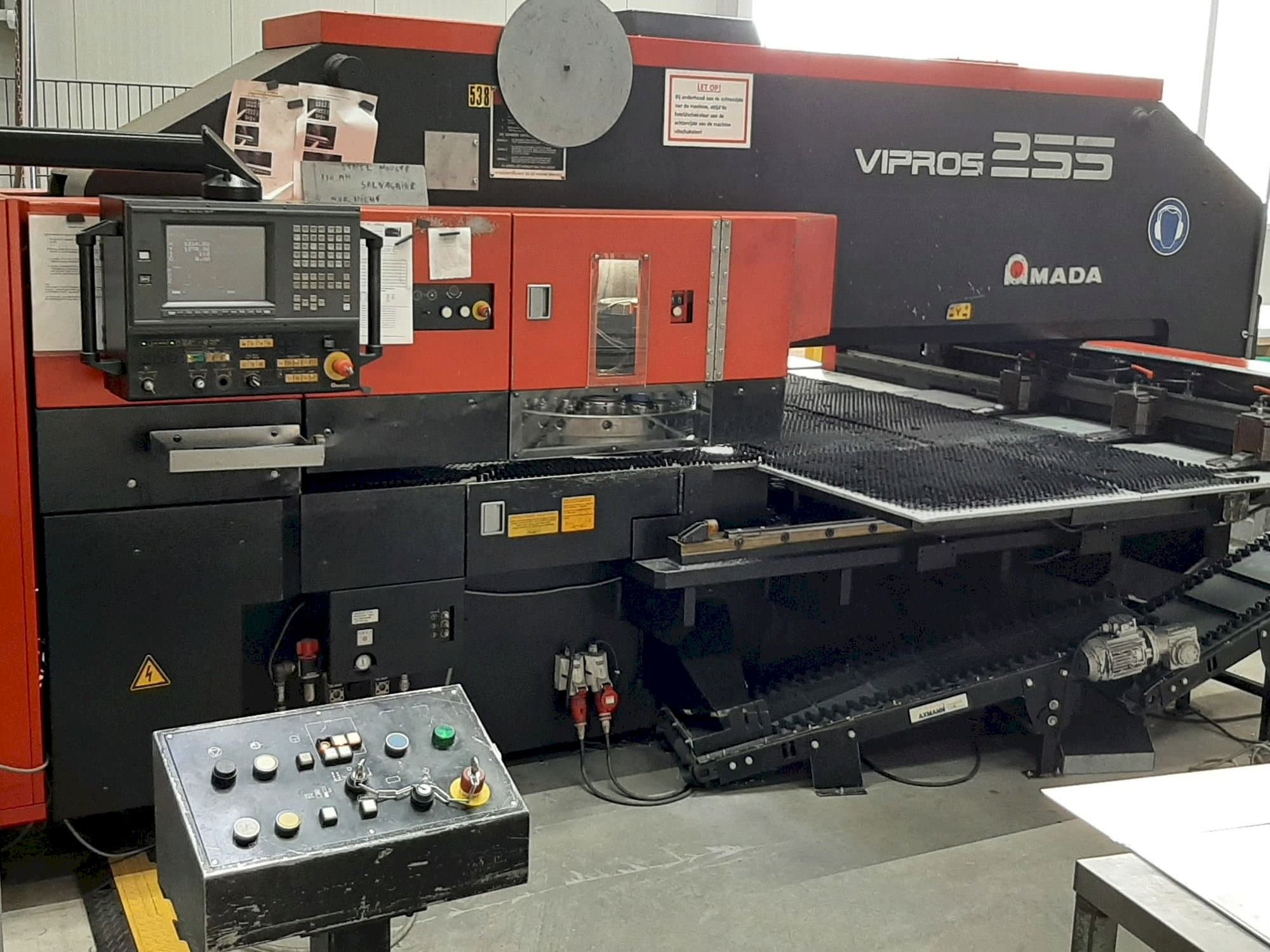 Vooraanzicht van AMADA VIPROS 255 machine