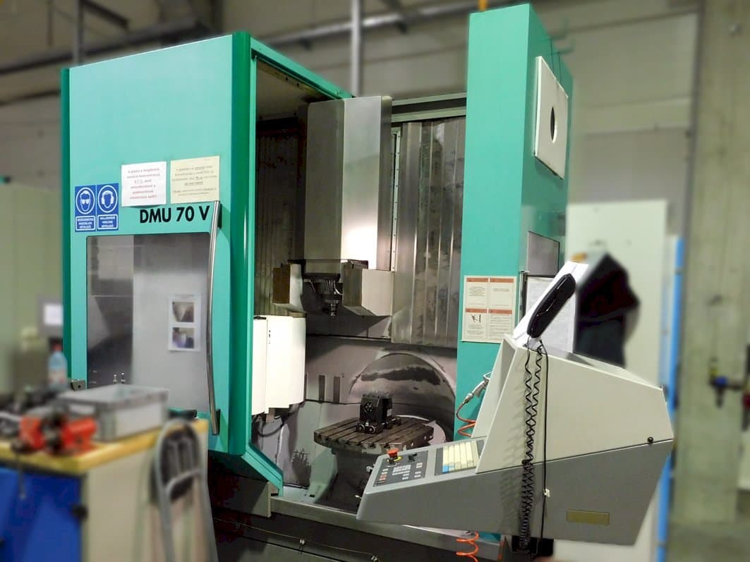 Vooraanzicht  van DMG DMU 70 V  machine