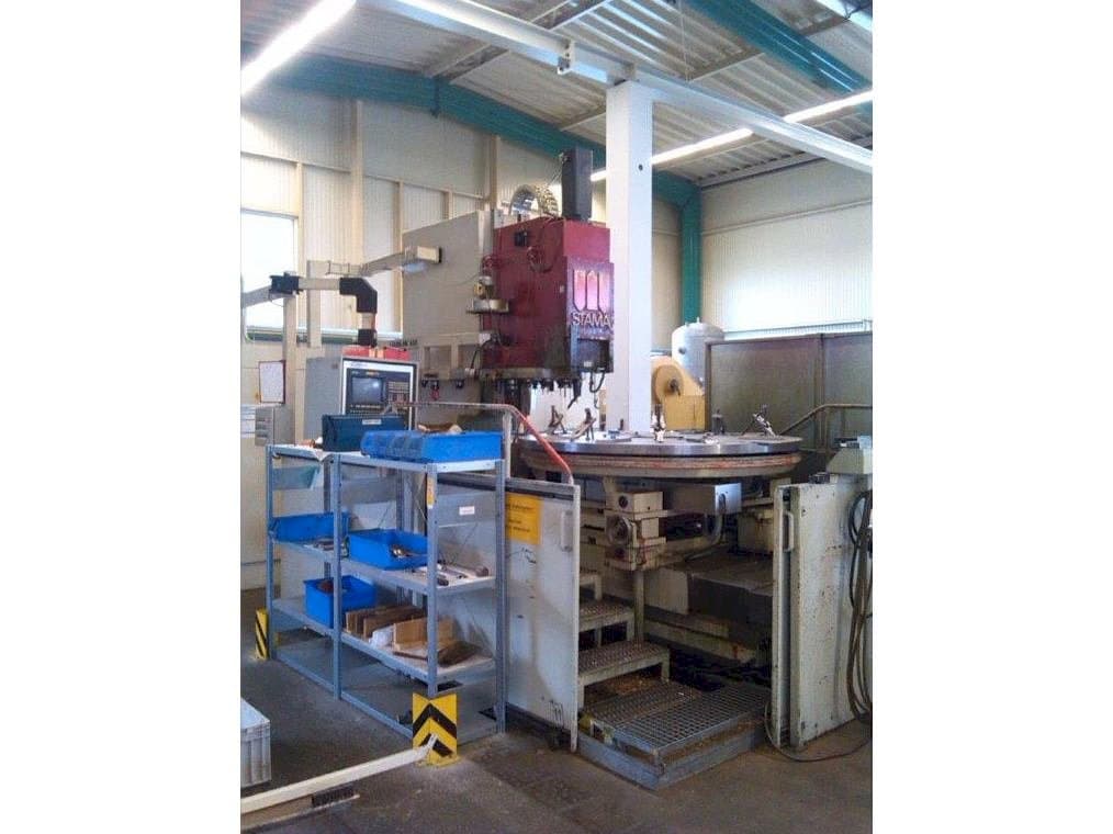 Vooraanzicht van STAMA MC 430- GÜ machine