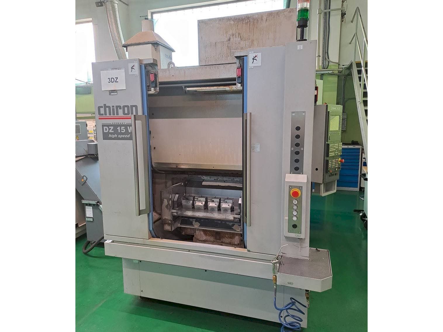 Vooraanzicht van CHIRON DZ 15W HS machine