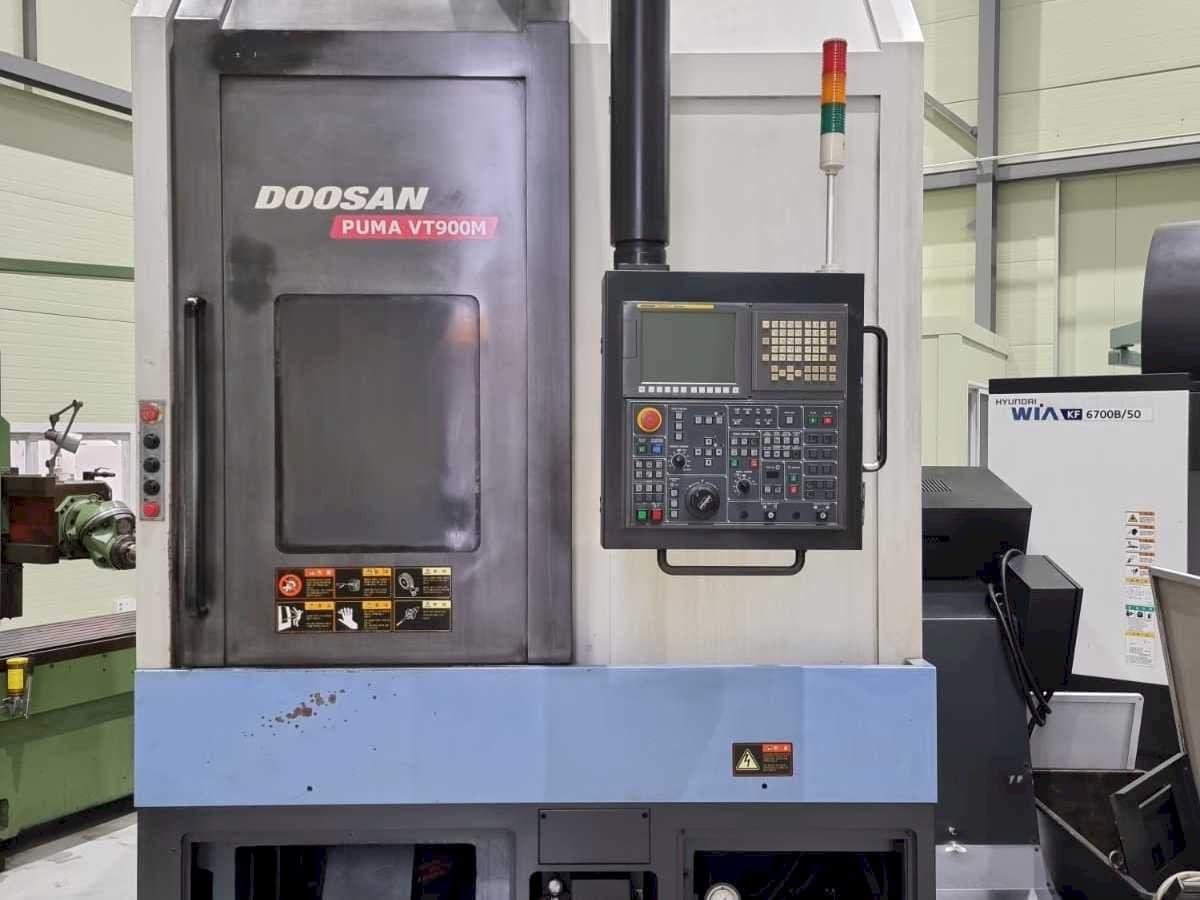 Vooraanzicht van Doosan PUMA VT900M machine