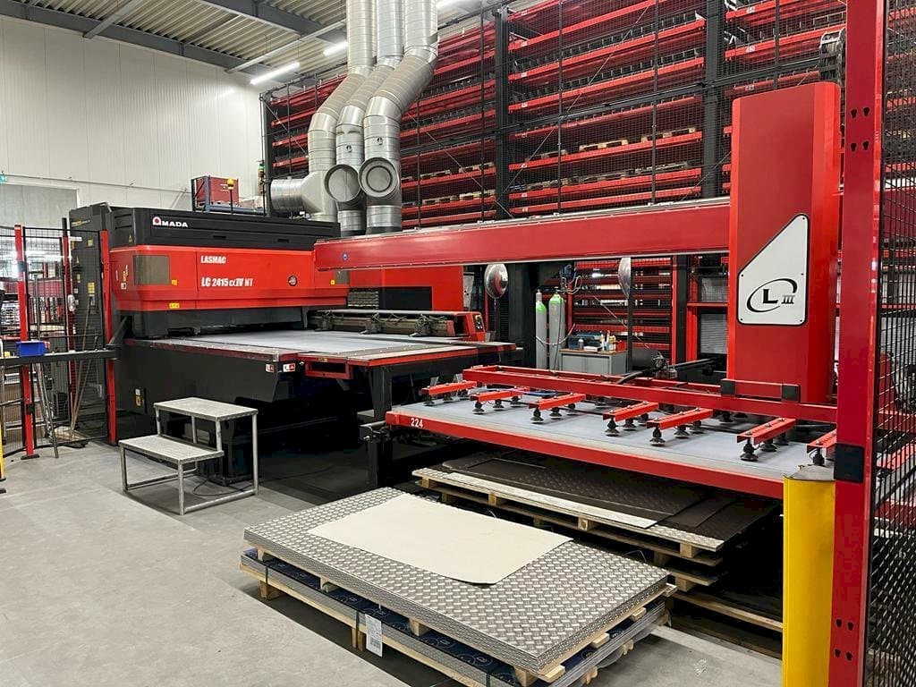 Vooraanzicht van AMADA LC2415 a IV NT machine