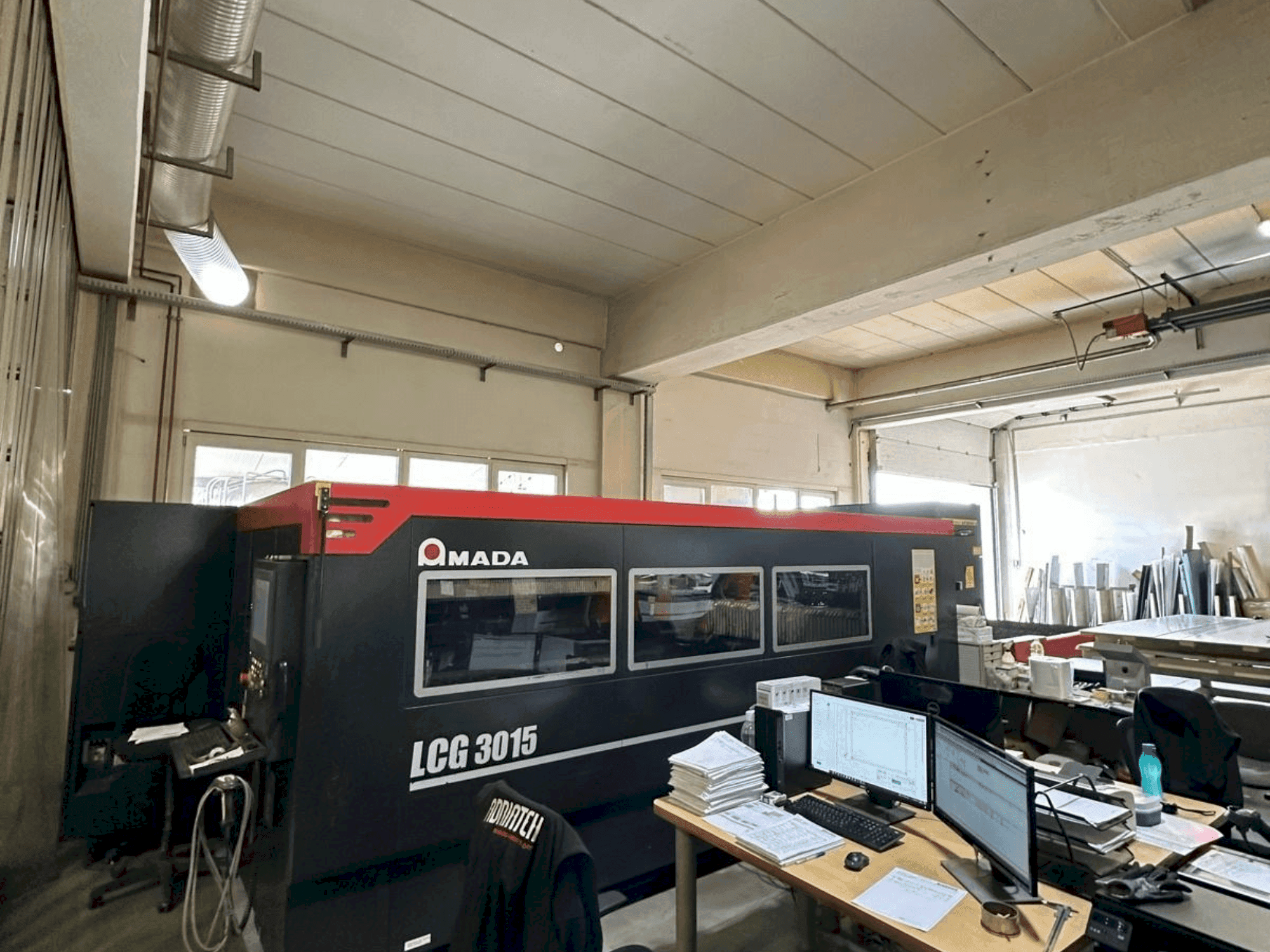 Vooraanzicht van AMADA LCG-3015 machine
