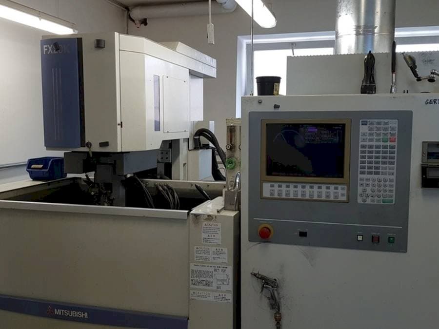 Vooraanzicht van Mitsubishi FX 20 machine