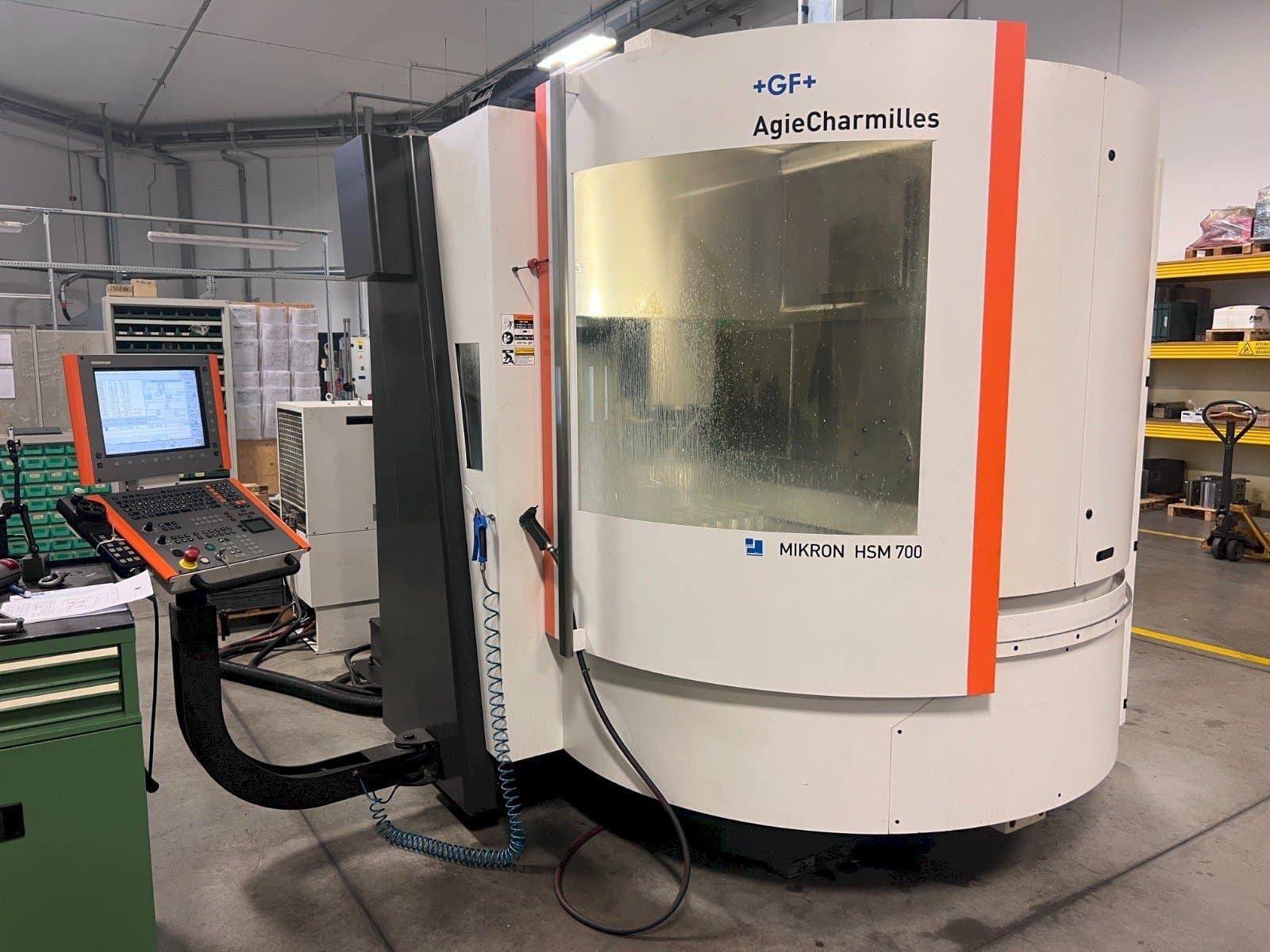 Vooraanzicht van AgieCharmilles MIKRON HSM 700 machine