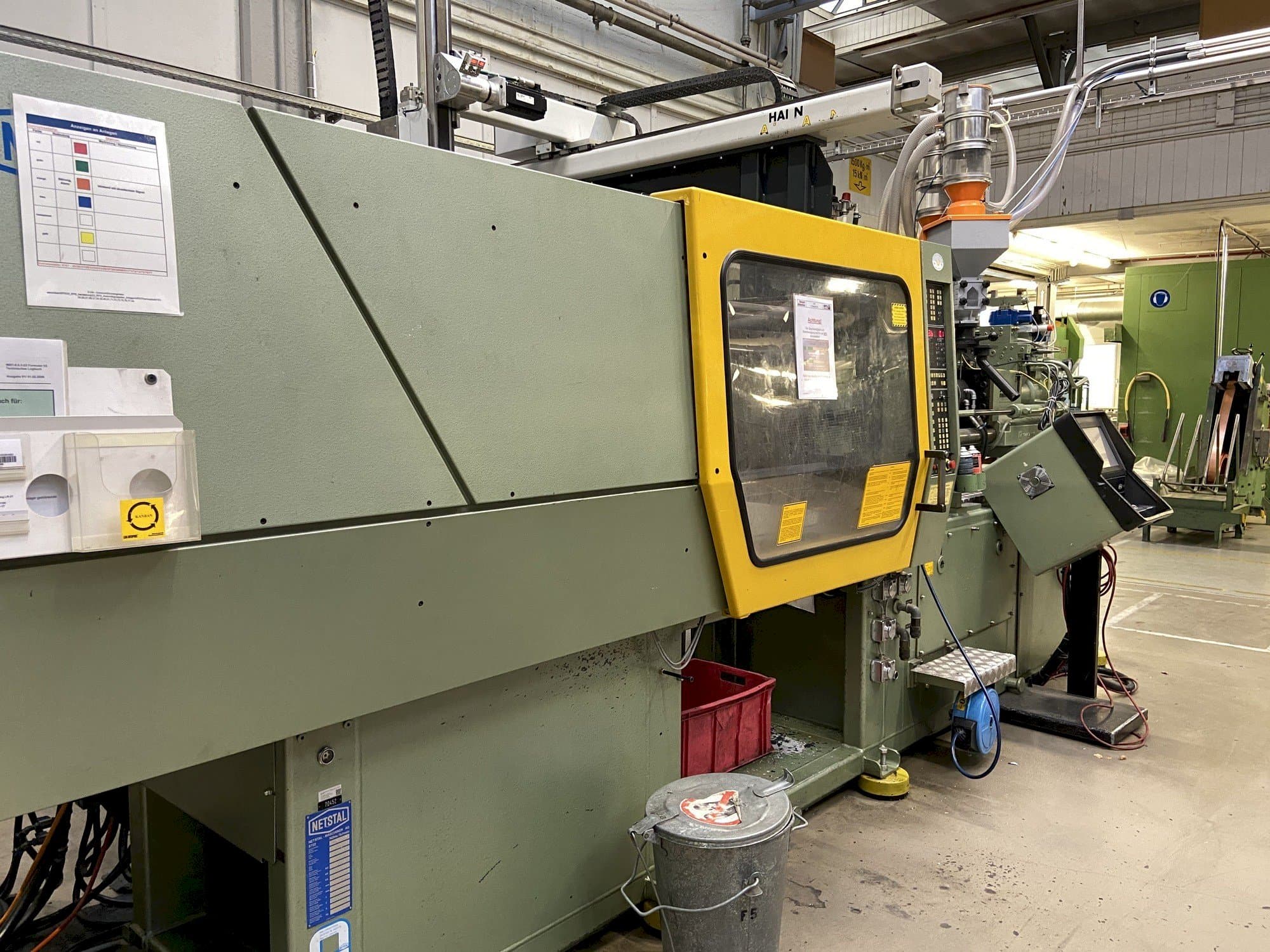 Vooraanzicht van Netstal Synergy 1500K/460 machine