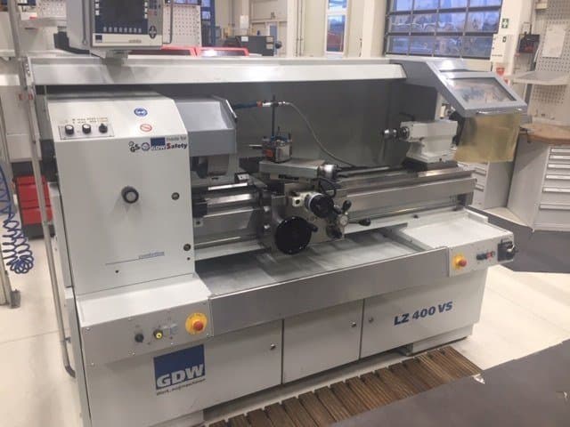 Vooraanzicht van GDW LZ400 VS machine