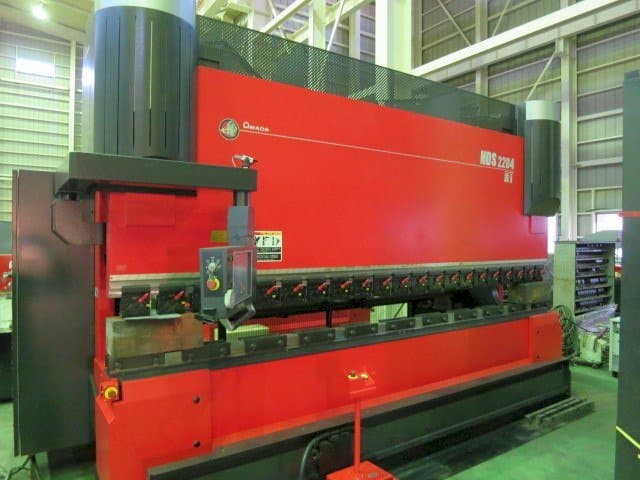 Linkerzijdeaanzicht van AMADA HDS 2204NT machine
