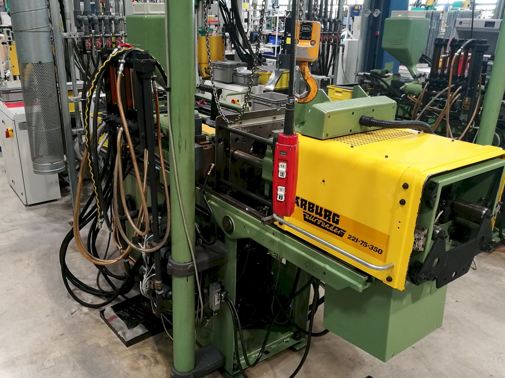 Recht aanzicht van Arburg Allrounder 221-75-350 machine