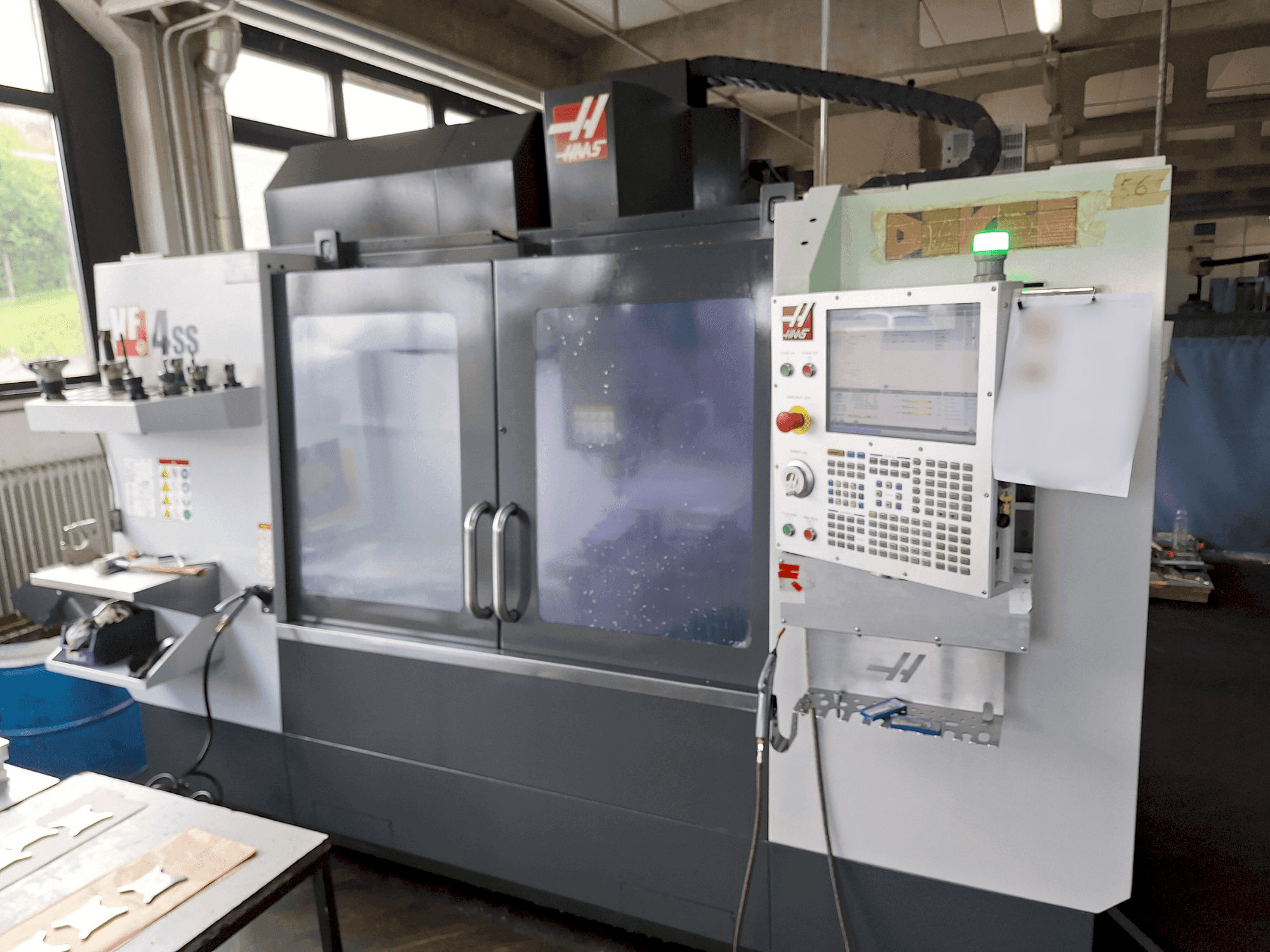Vooraanzicht van HAAS VF-4SS machine