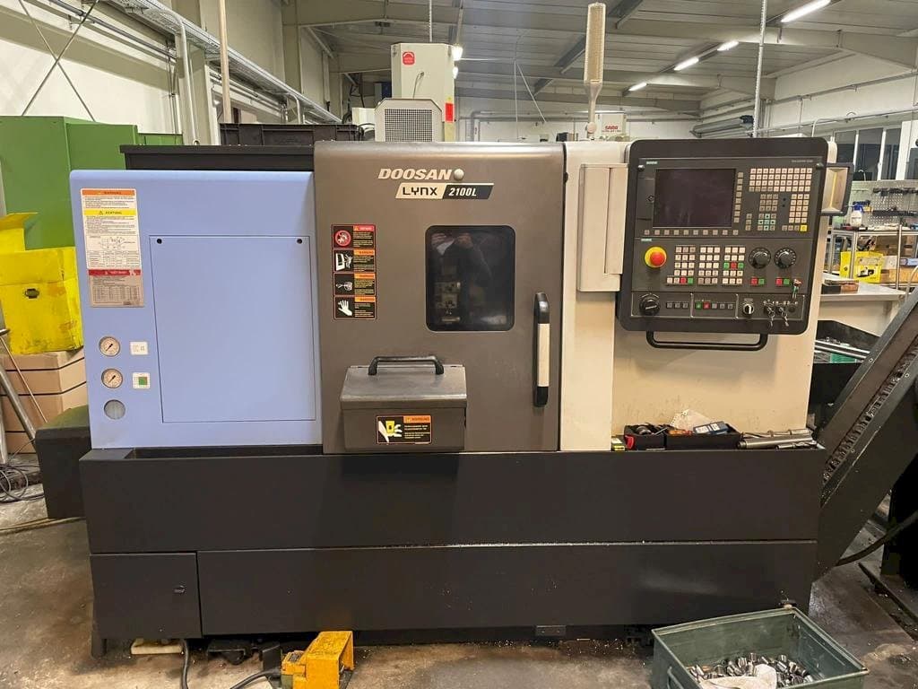 Vooraanzicht van Doosan Lynx 2100LB machine