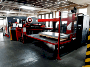 Vooraanzicht van AMADA EMK 3610NT machine