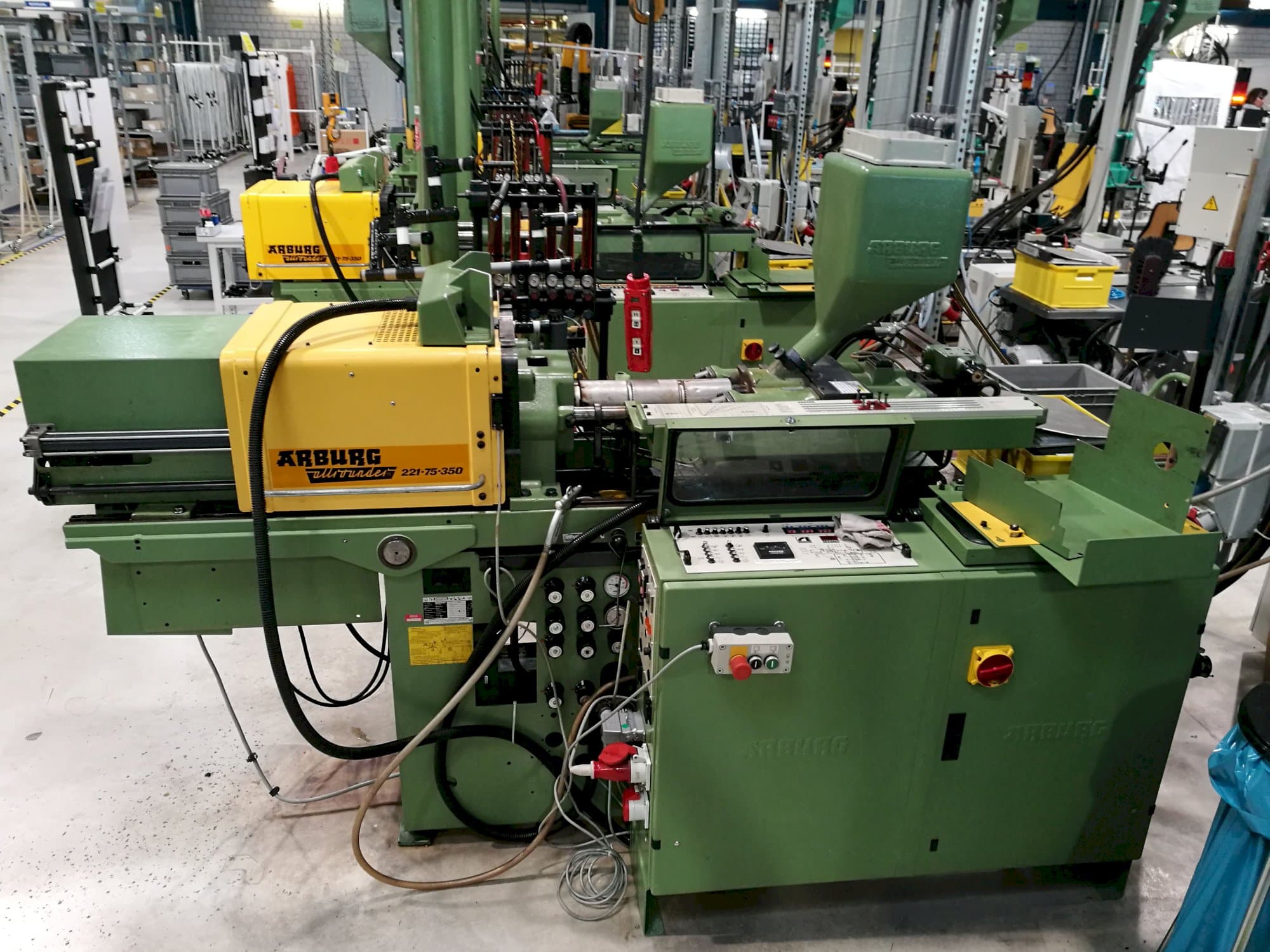 Rechts zijaanzicht van Arburg Allrounder 221-75-350 machine