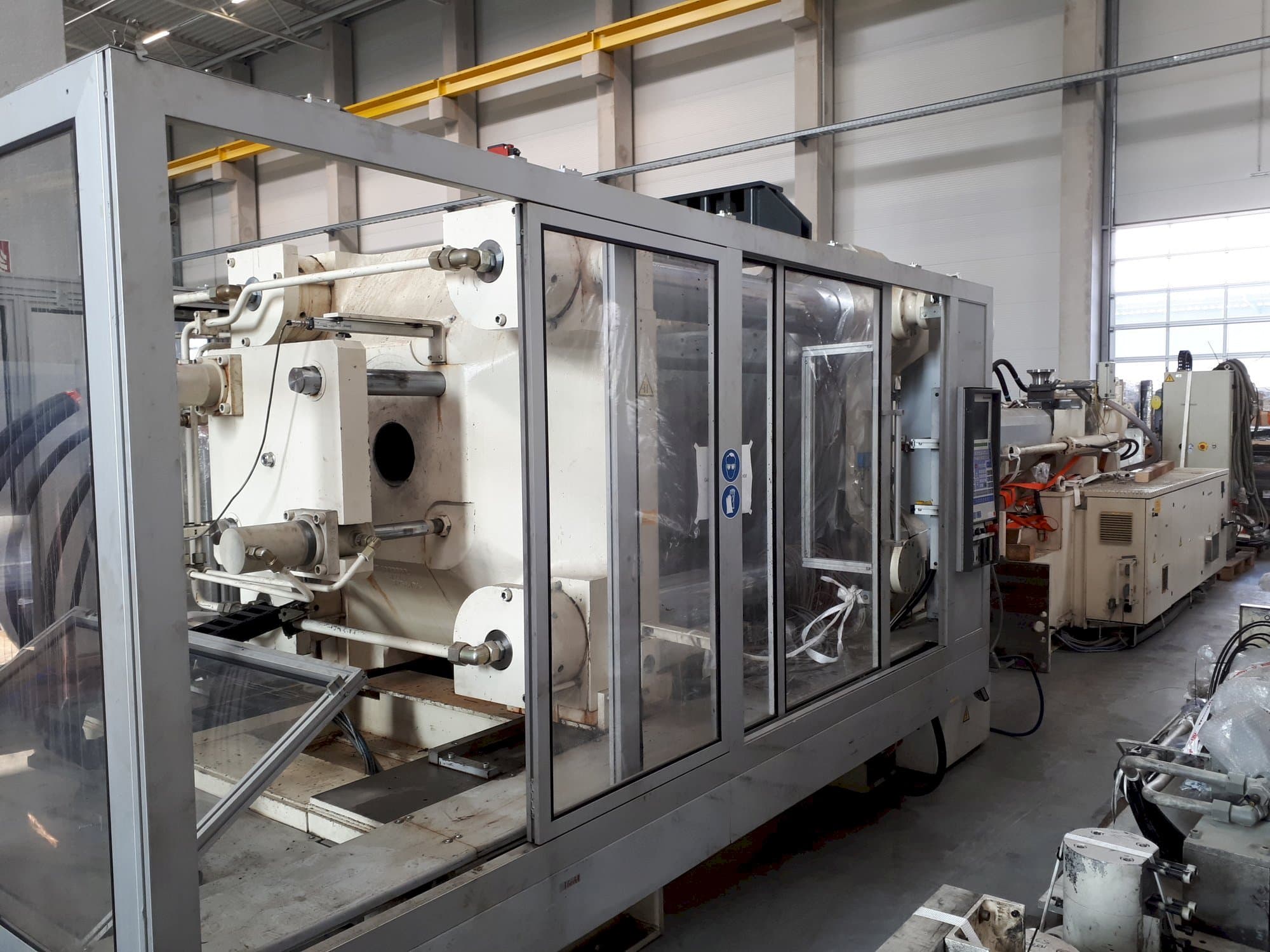 Vooraanzicht van Krauss Maffei 650-2700 C1 machine