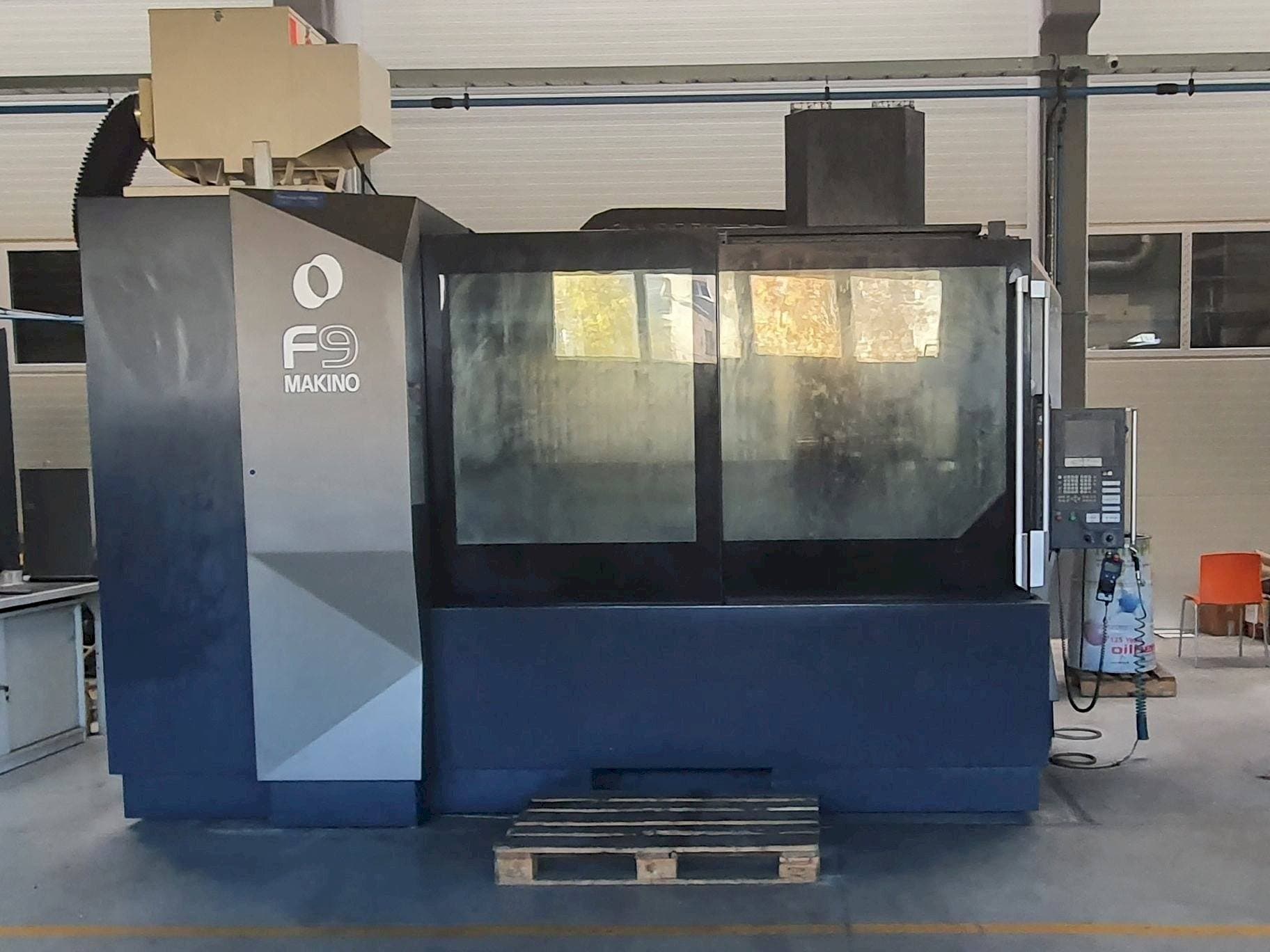Vooraanzicht van Makino F9 machine