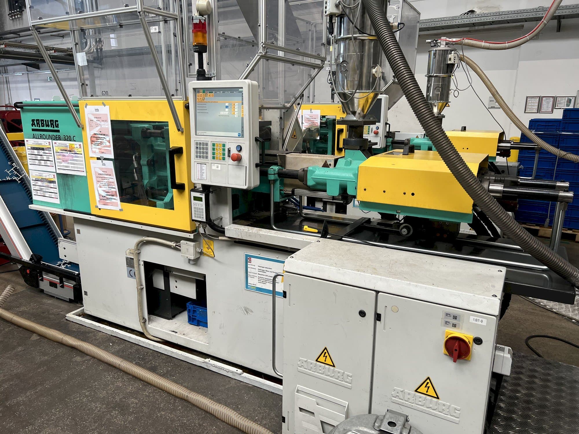 Vooraanzicht van Arburg Allrounder 320C 500 - 170 machine