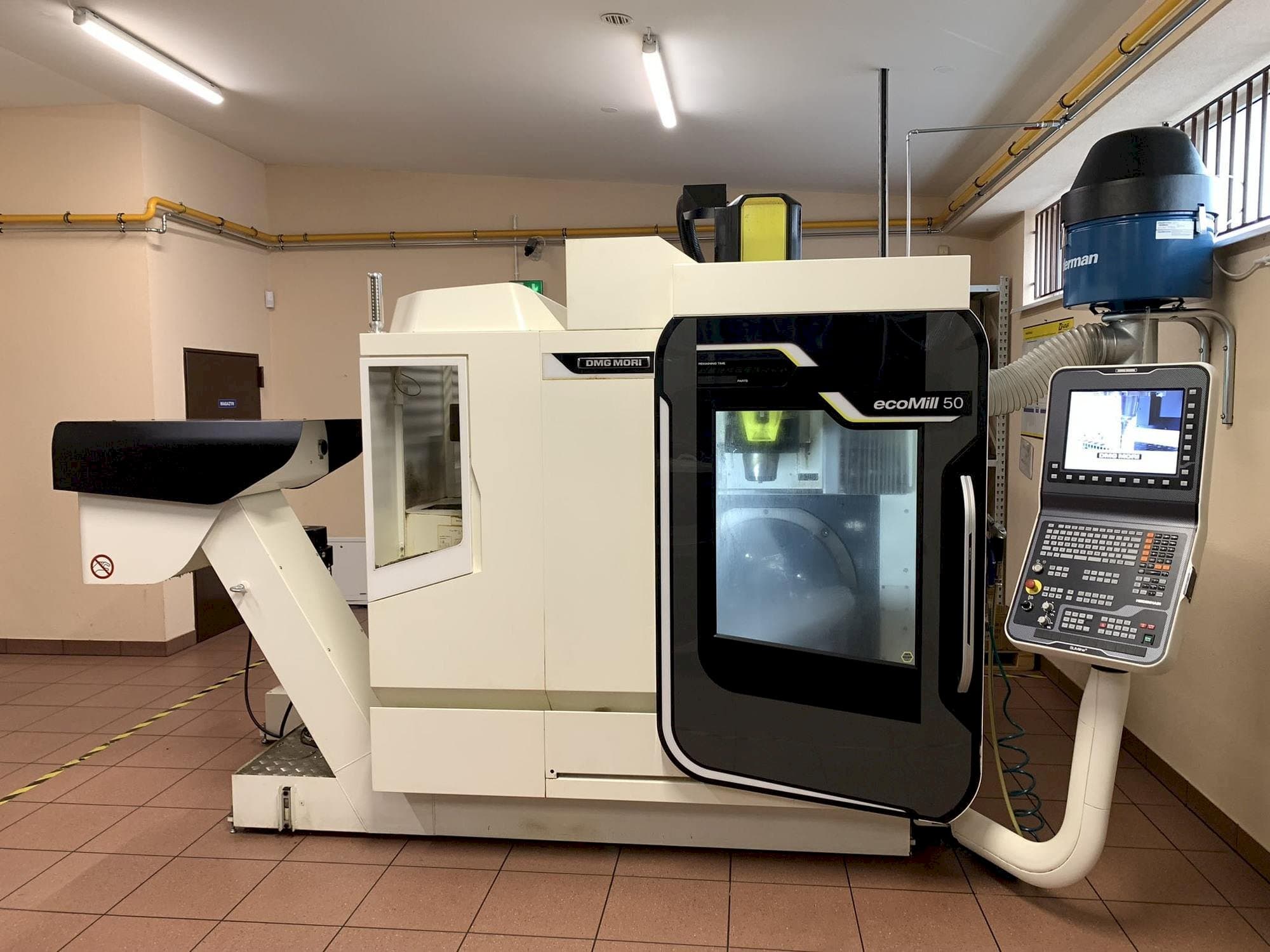 Vooraanzicht van DMG MORI ecoMill 50 machine