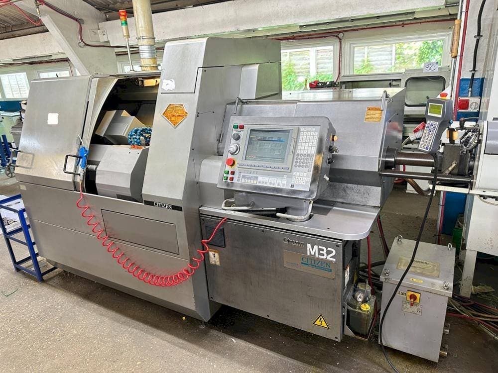 Vooraanzicht van Citizen M32V machine