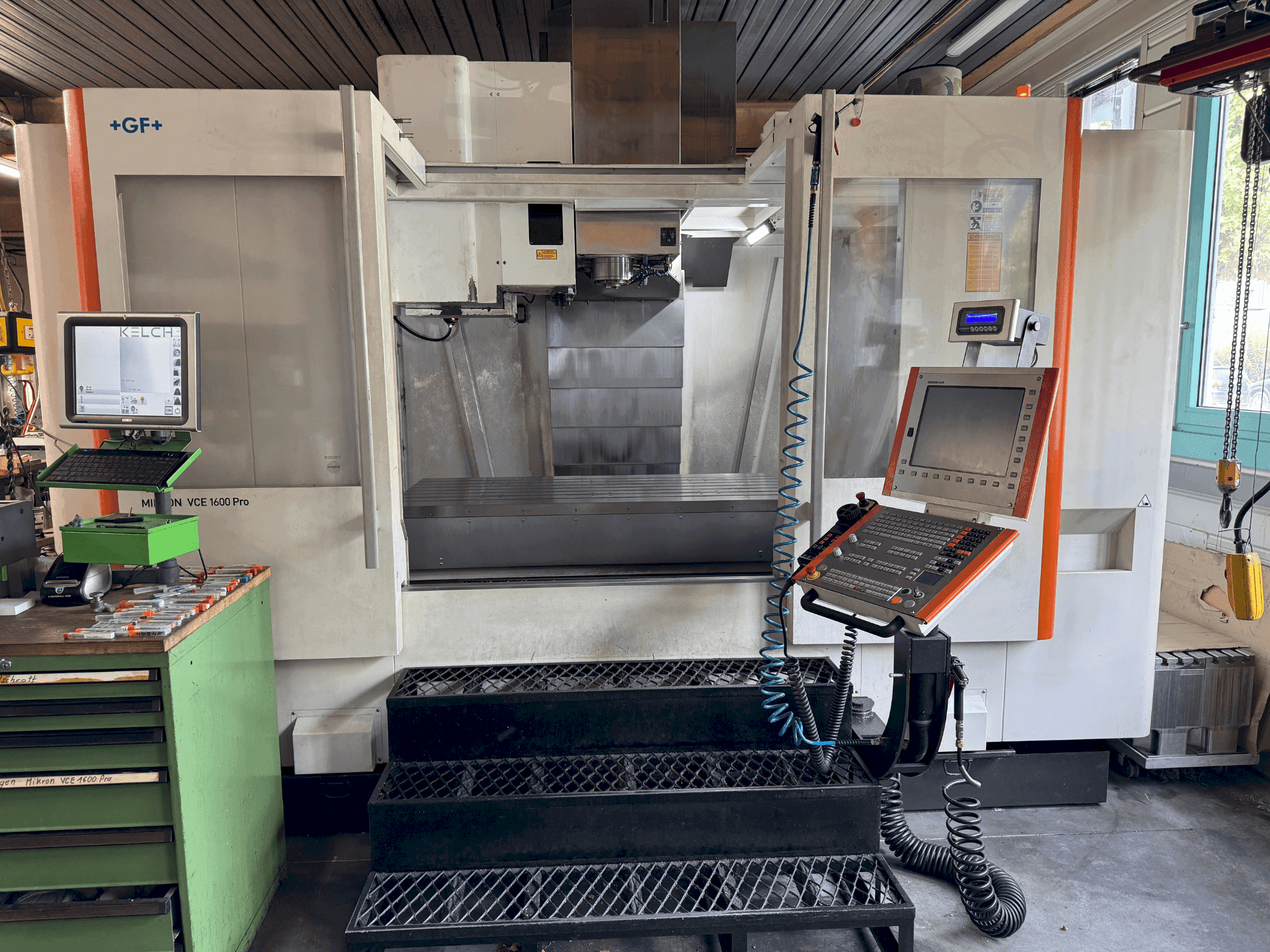 Vooraanzicht van MIKRON VCE 1600 PRO machine