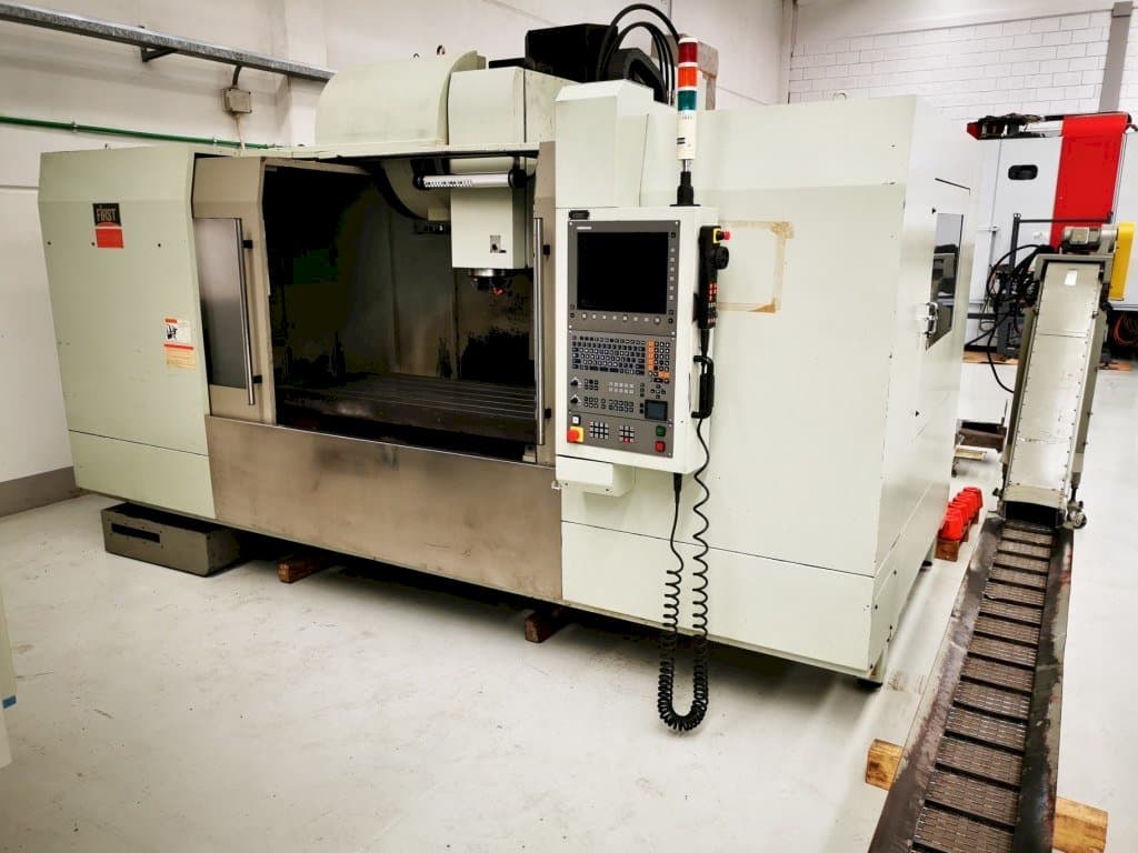 Vooraanzicht van FIRST MCV 1500 machine