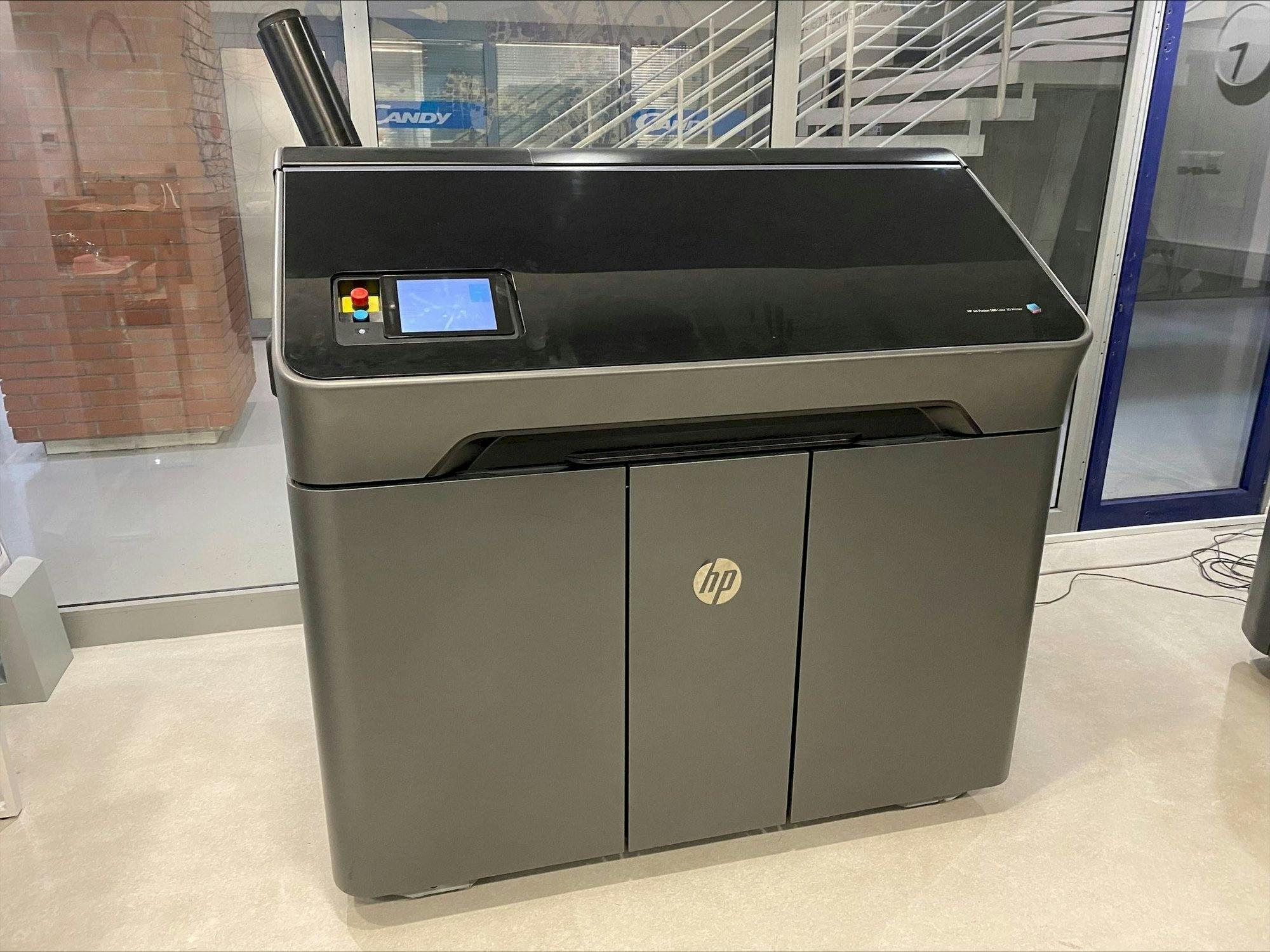 Vooraanzicht  van HP Jet Fusion 580 Color 3D printer M2K85A  machine