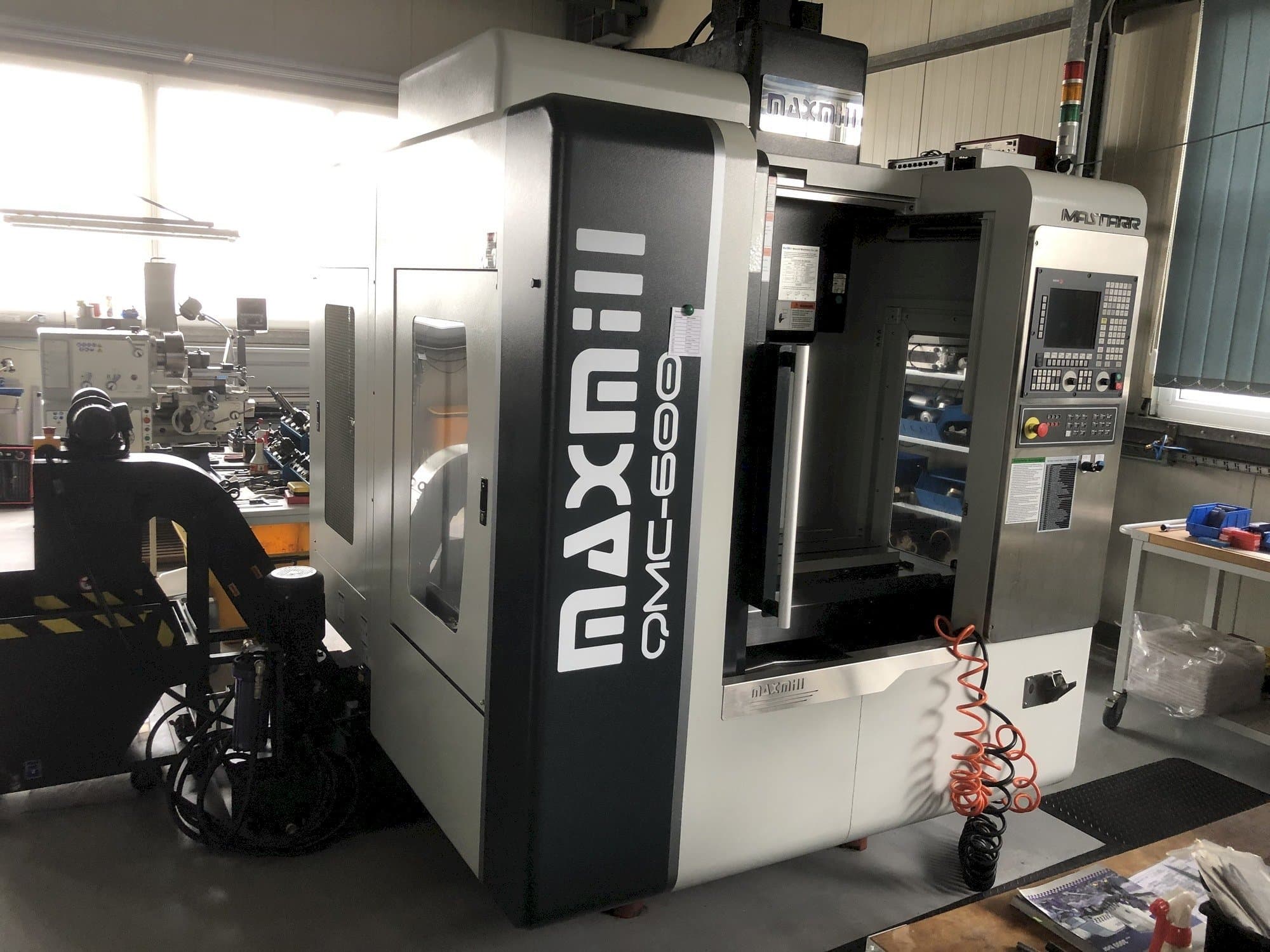 Vooraanzicht van MAXMILL QMC-600 machine