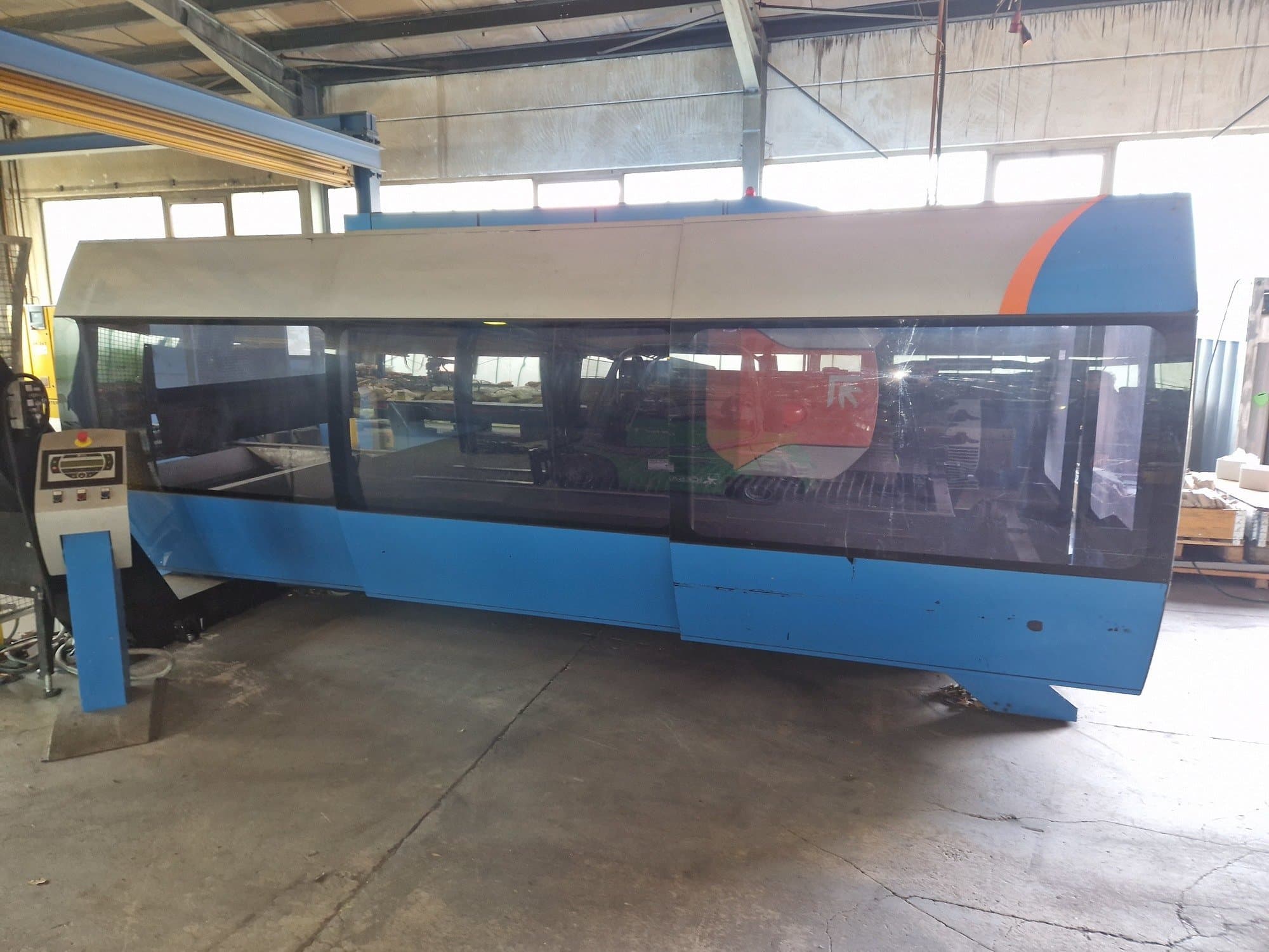 Vooraanzicht van Prima Power CP 4000 Zaphiro machine