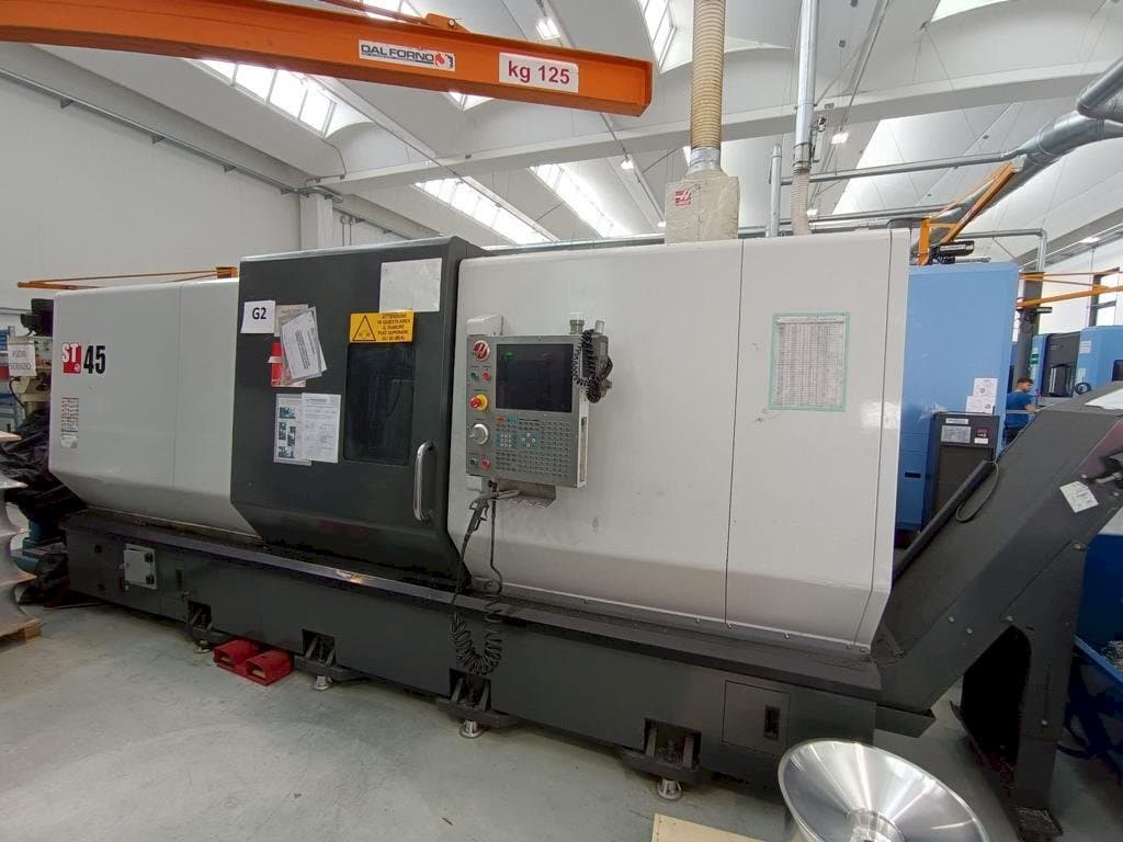 Vooraanzicht van HAAS ST 45 machine