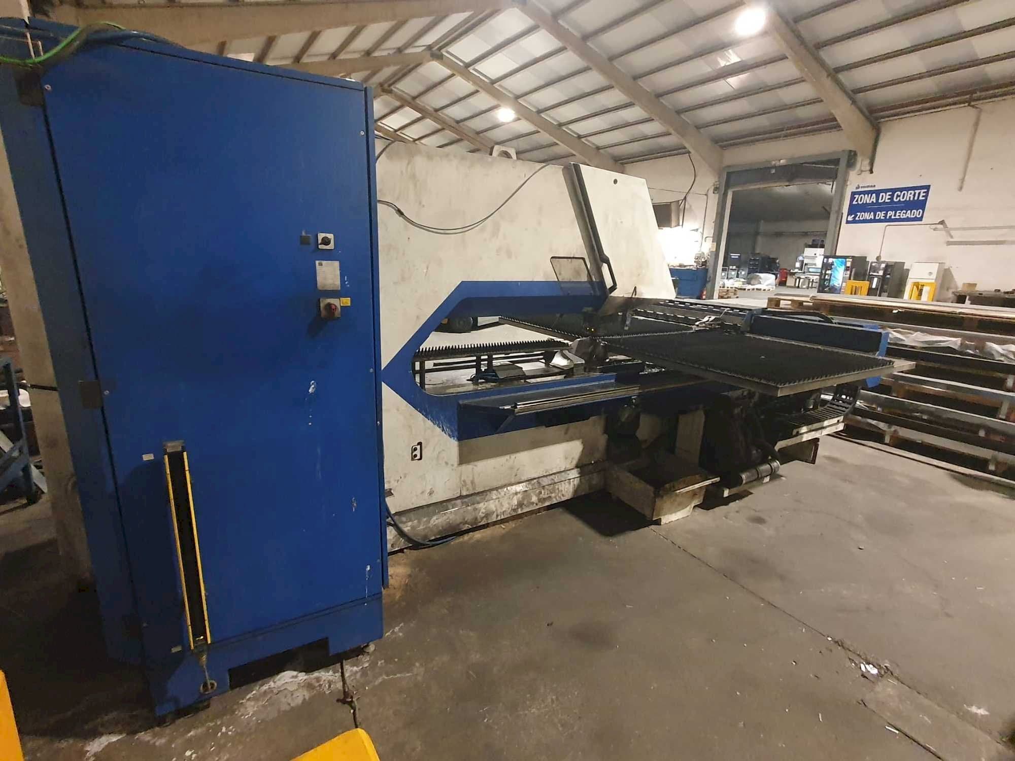 Vooraanzicht van TRUMPF Trumatic 2000R machine