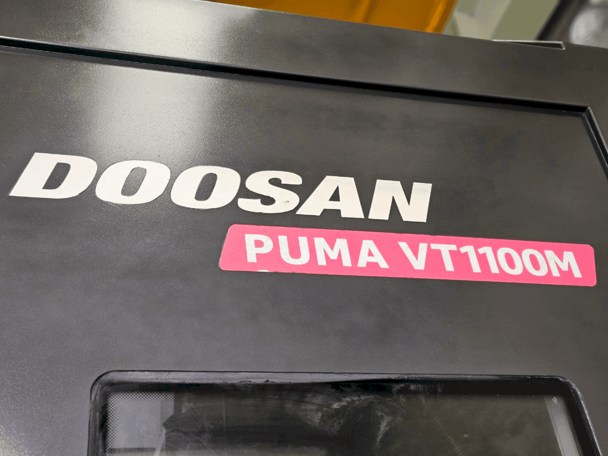 Vooraanzicht van DOOSAN VT1100M machine