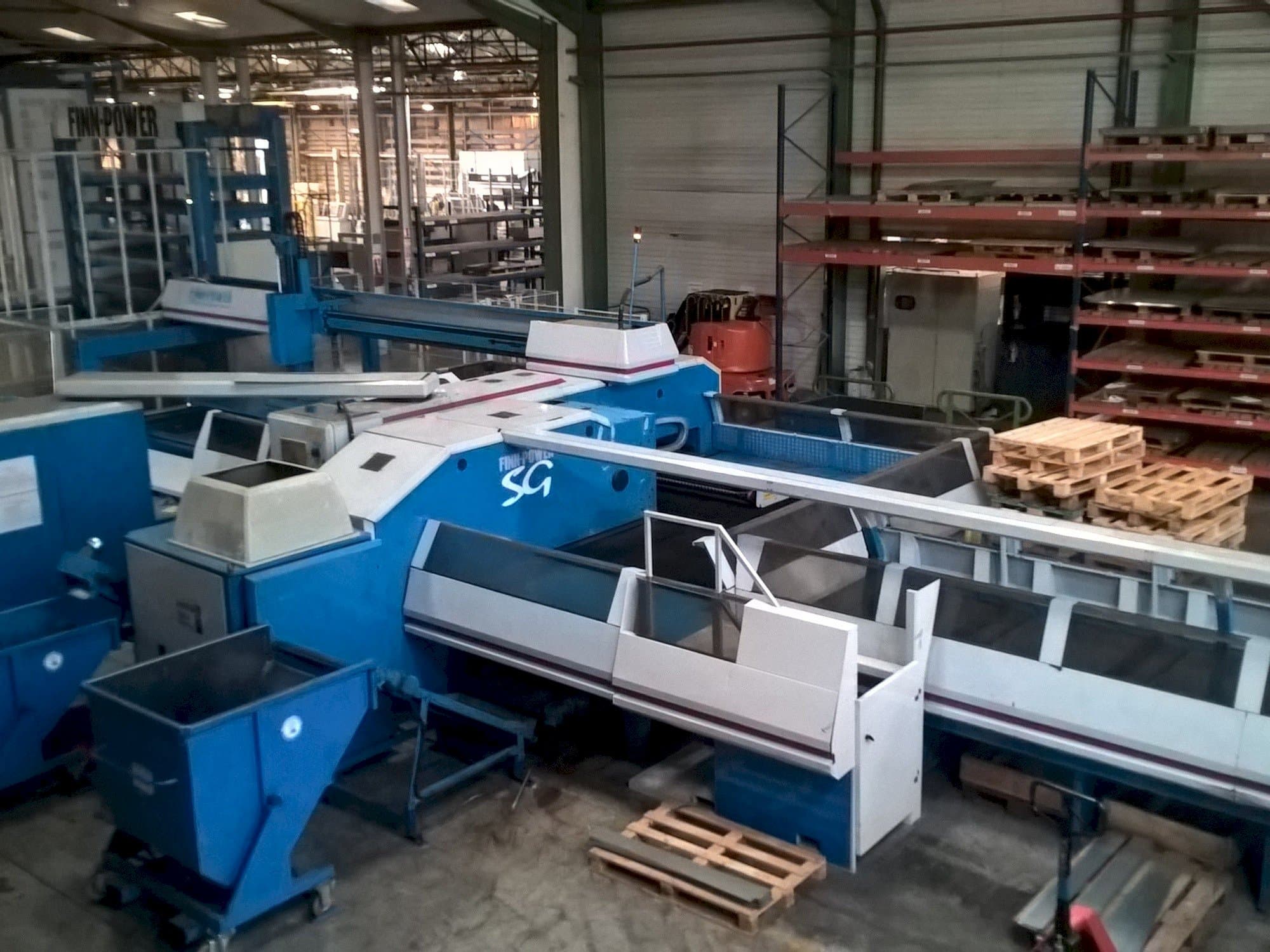 Vooraanzicht van Finn-Power SG6 machine